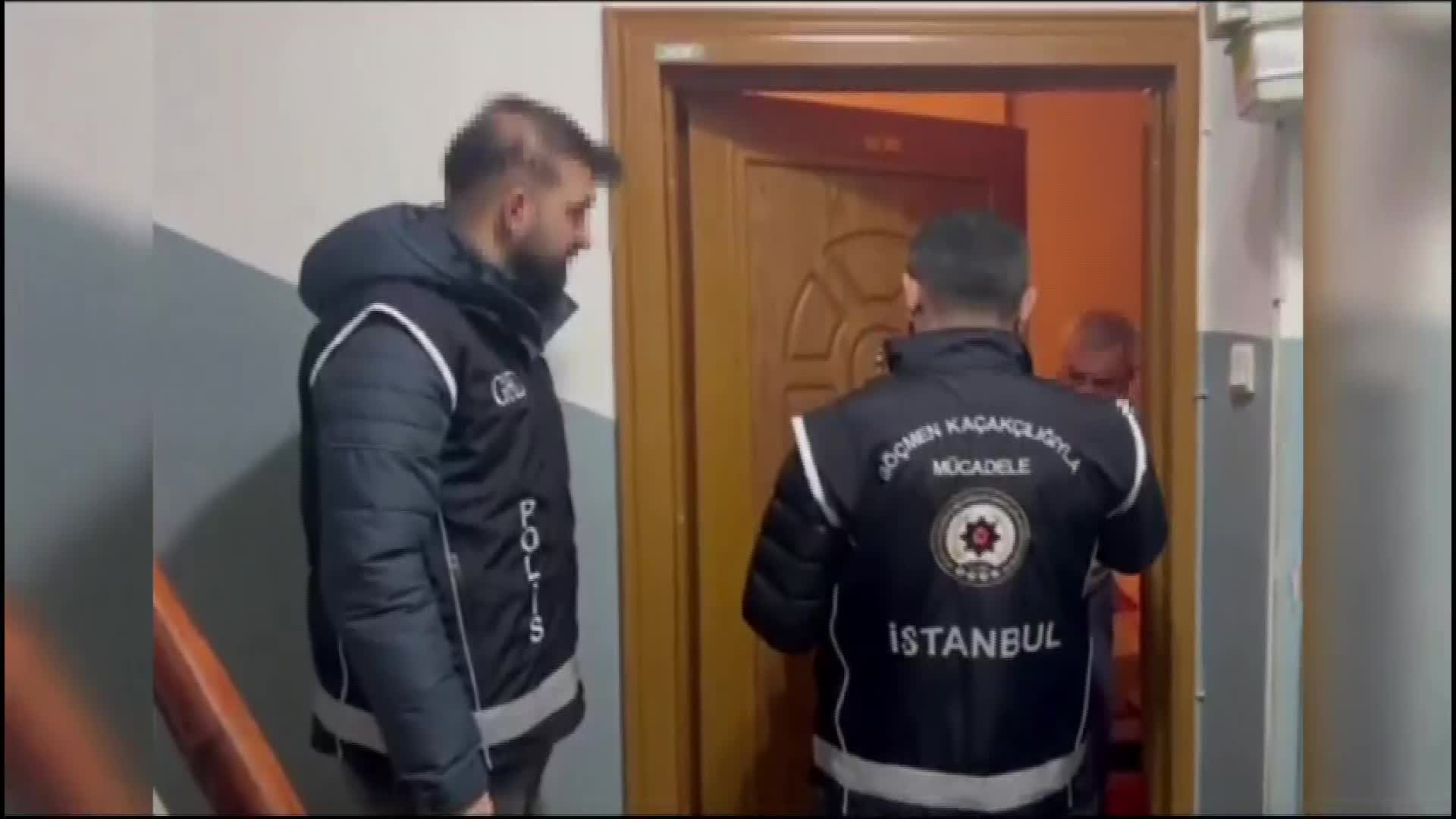 İSTANBUL'DA YABANCI UYRUKLU KİŞİLERE, SAHTE EVLİLİKLE VATANDAŞLIK ALDIRAN ÇETEYE OPERASYON: 11 ŞÜPHELİ YAKALANDI