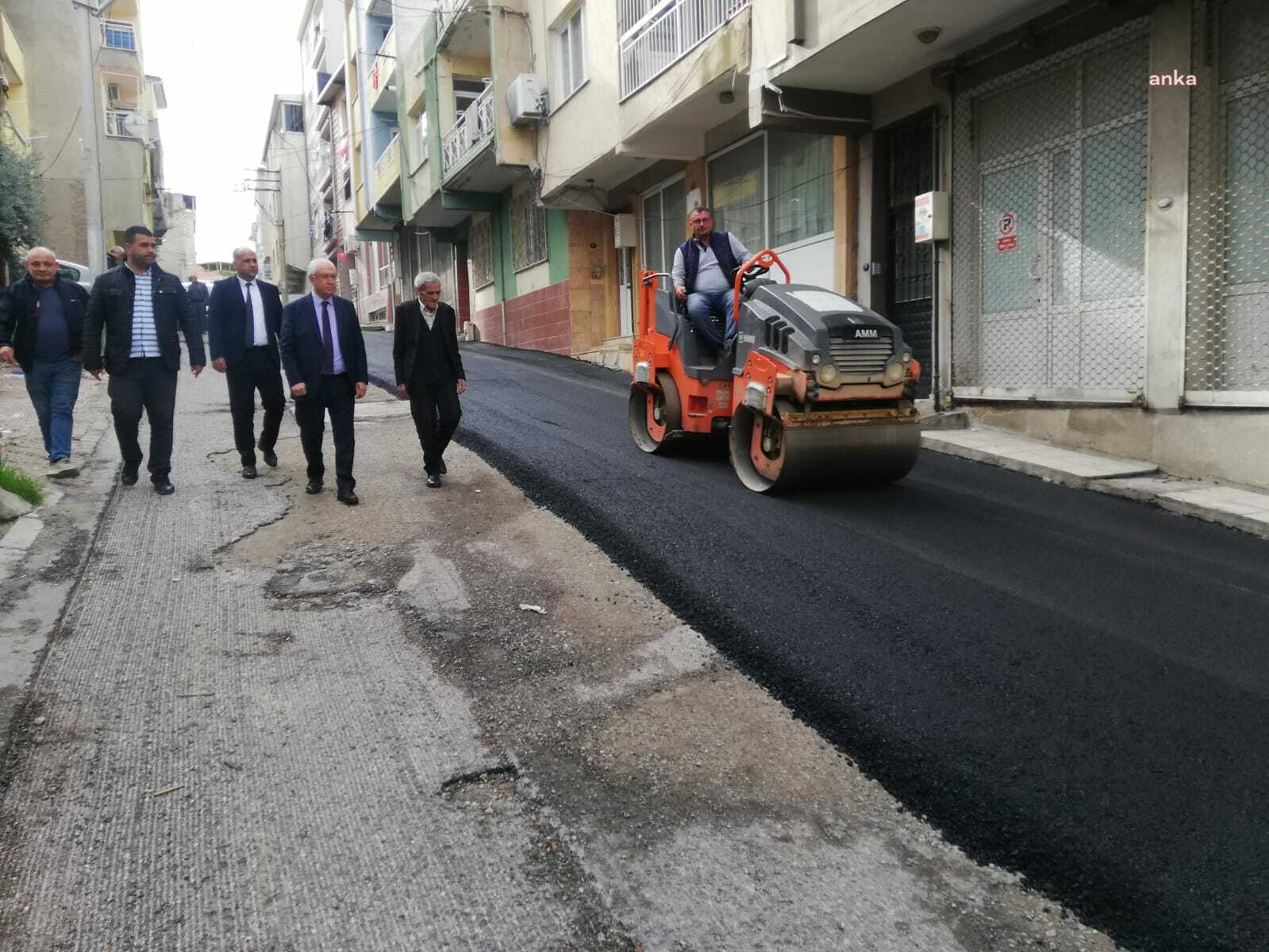 KARABAĞLAR'DA ASFALTLAMA ÇALIŞMALARI DEVAM EDİYOR