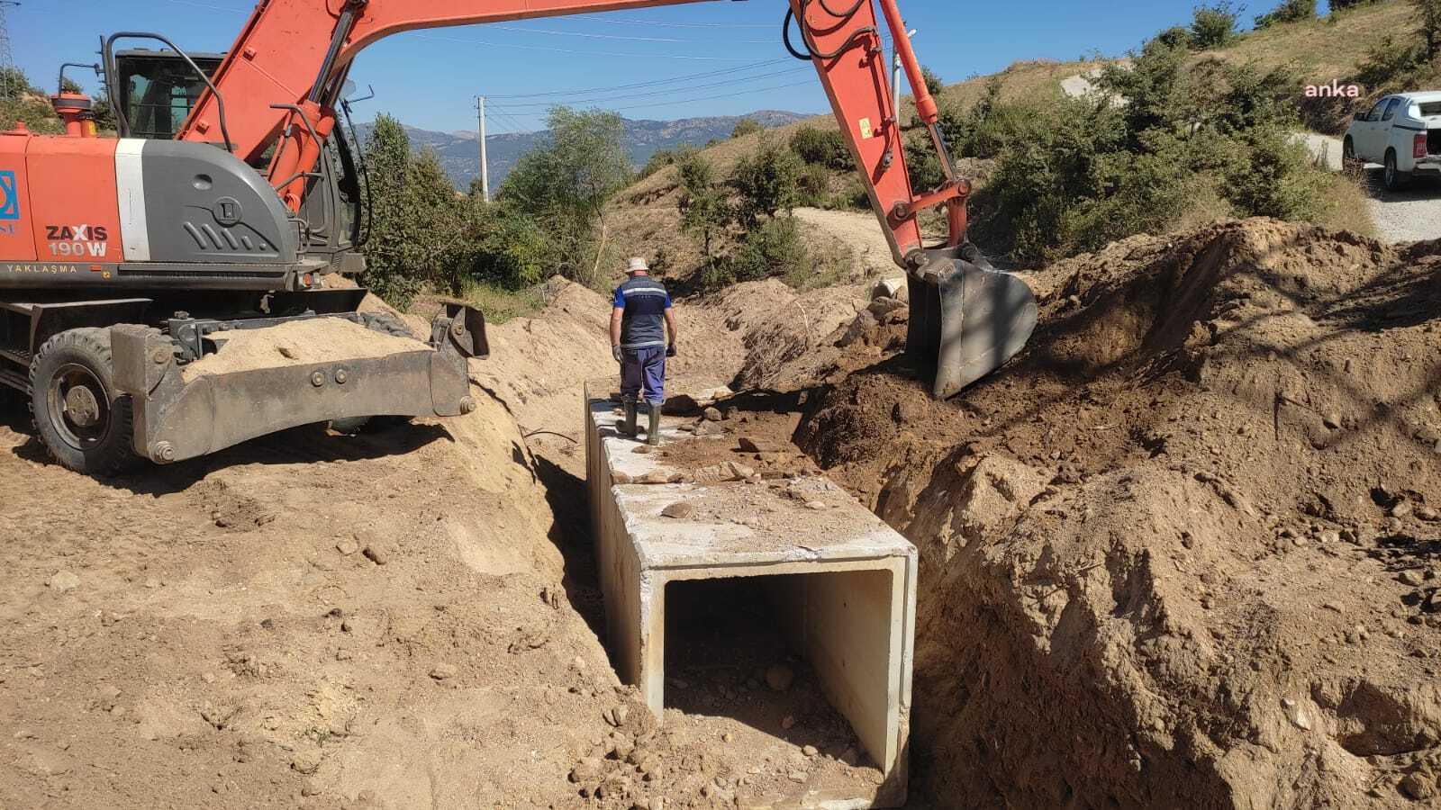 KİRAZ’DA DERELERDEN 4 BİN 320 TON ATIK ÇIKARILDI