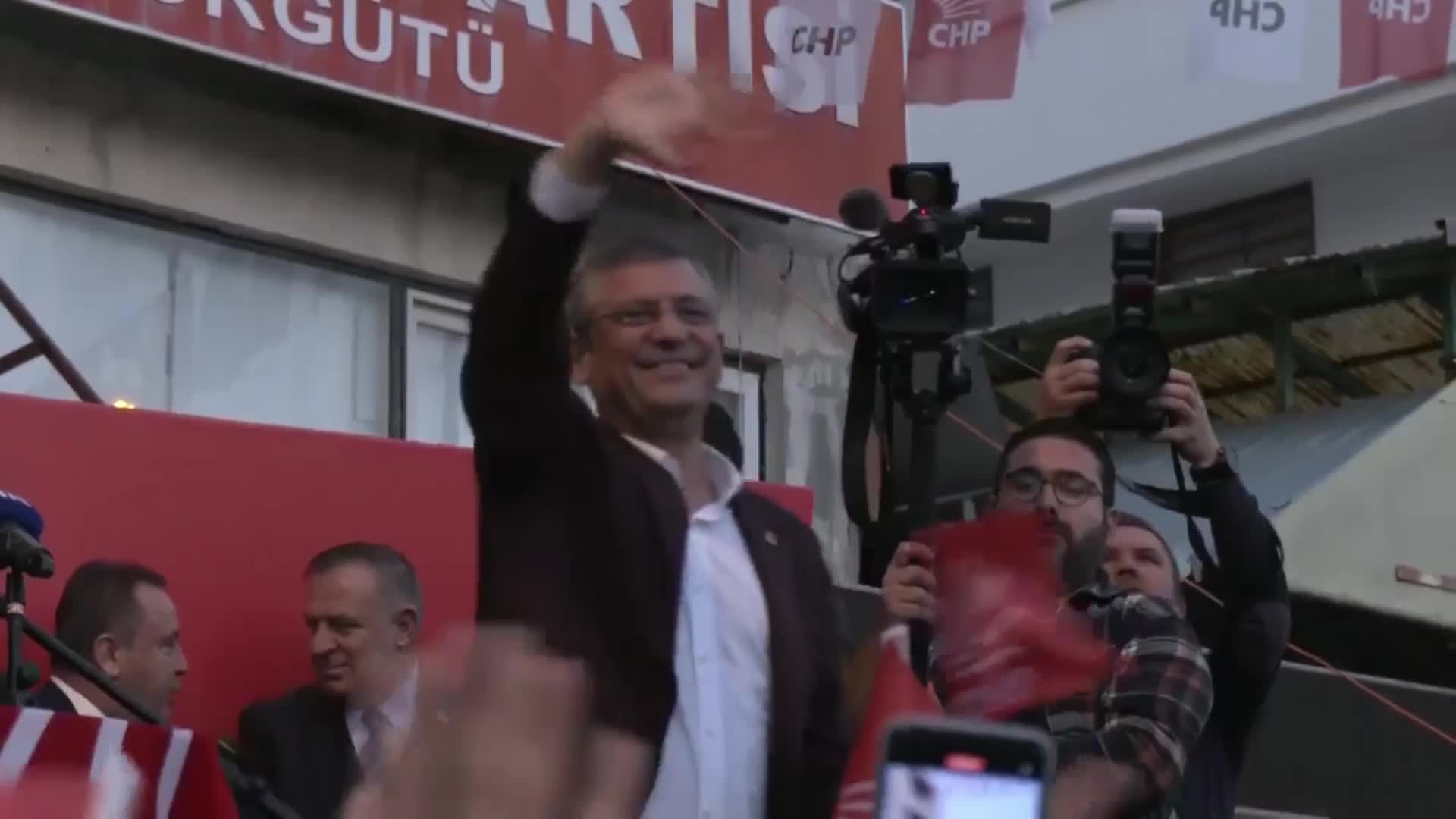 ÖZGÜR ÖZEL, ANTALYA’DA... “EY RECEP TAYYİP ERDOĞAN, SENİN İKİ BAKANIN ULUALAN'I ARALARINDA PAYLAŞIP MANAVGAT’IN KANINI EMMEK İSTİYORLAR. EĞER SEN BU TALANA SUSARSAN DEMEK Kİ ORTAKSIN”