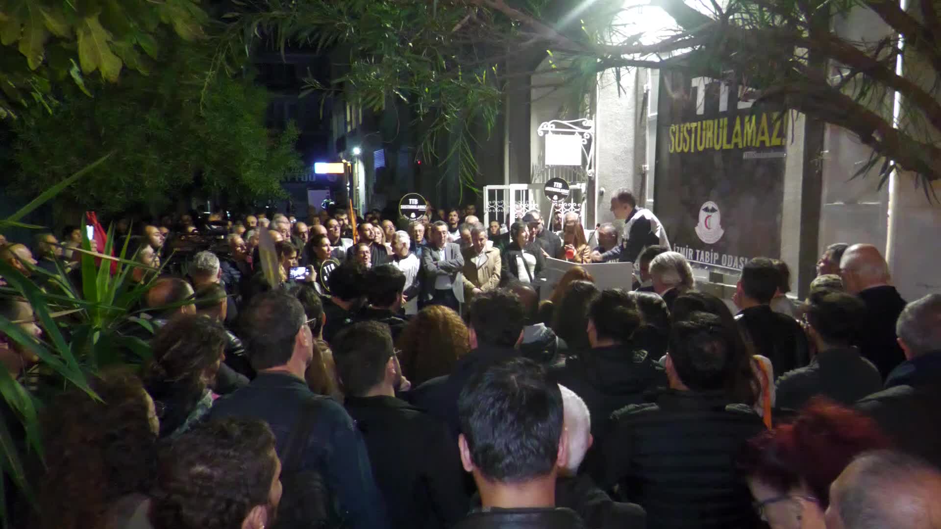 İZMİR TABİP ODASI'NDAN TTB MERKEZ KONSEYİ'NİN GÖREVDEN ALINMASINA TEPKİ: "BU KARARIN SİYASİ İKTİDAR VE ORTAKLARININ, GÖSTERDİĞİ HEDEF DOĞRULTUSUNDA ALINDIĞINA İNANIYORUZ"