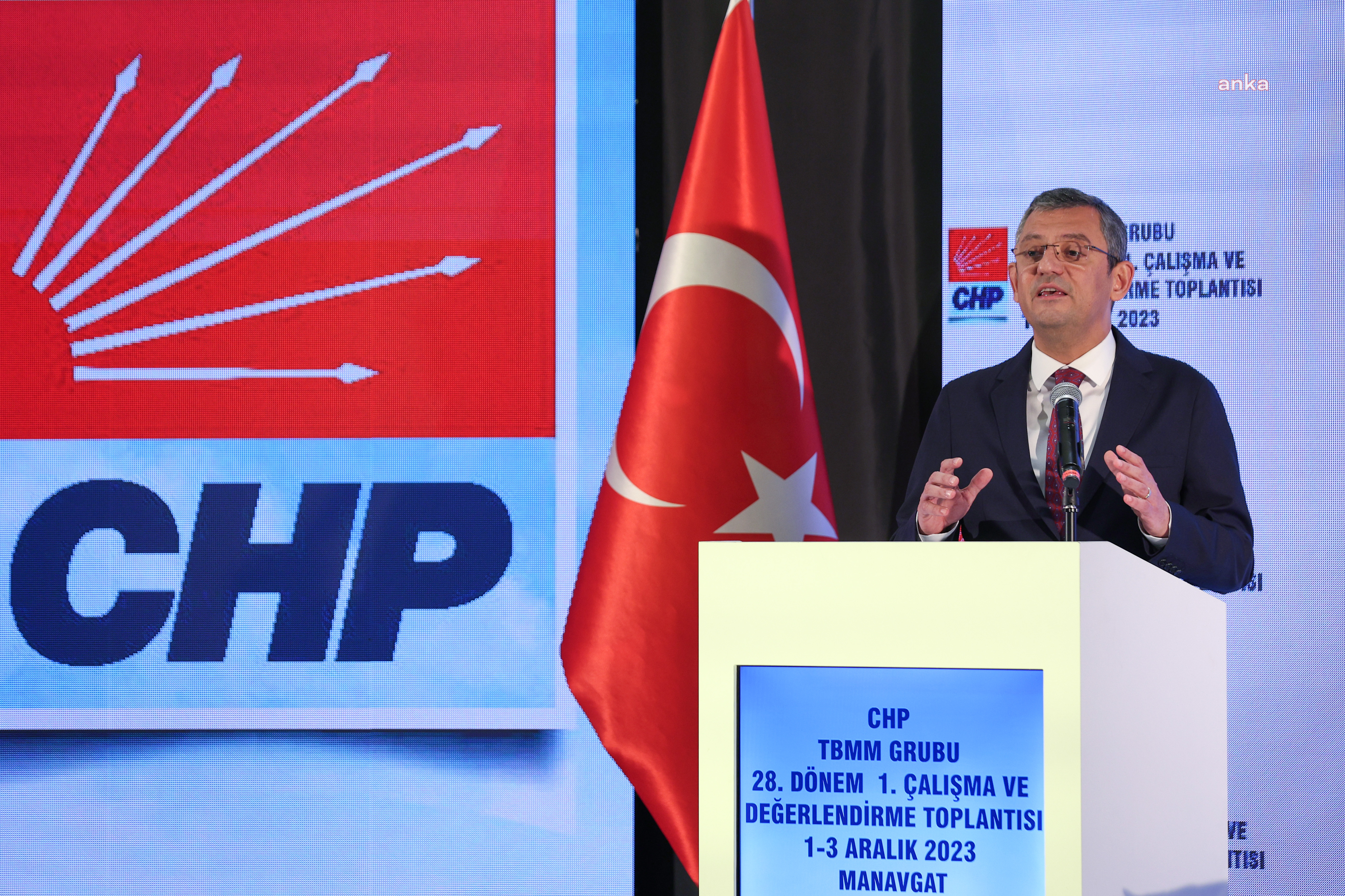 ÖZGÜR ÖZEL: “TARAFSIZLIK MAKAMINDA OLAN BİRİ, ‘HÜKÜMET SİSTEMİNDEN GERİ DÖNÜŞ YOK’ DİYEMEZ. 200 MİLLETVEKİLİ TEKLİF EDER DEĞİŞİKLİĞİ, 401 KİŞİ EVET DEDİ Mİ HÜKÜMET YÖNETİM SİSTEMİ DE DEĞİŞİR, TAKIR TAKIR PARLAMENTER SİSTEM DE GELİR”