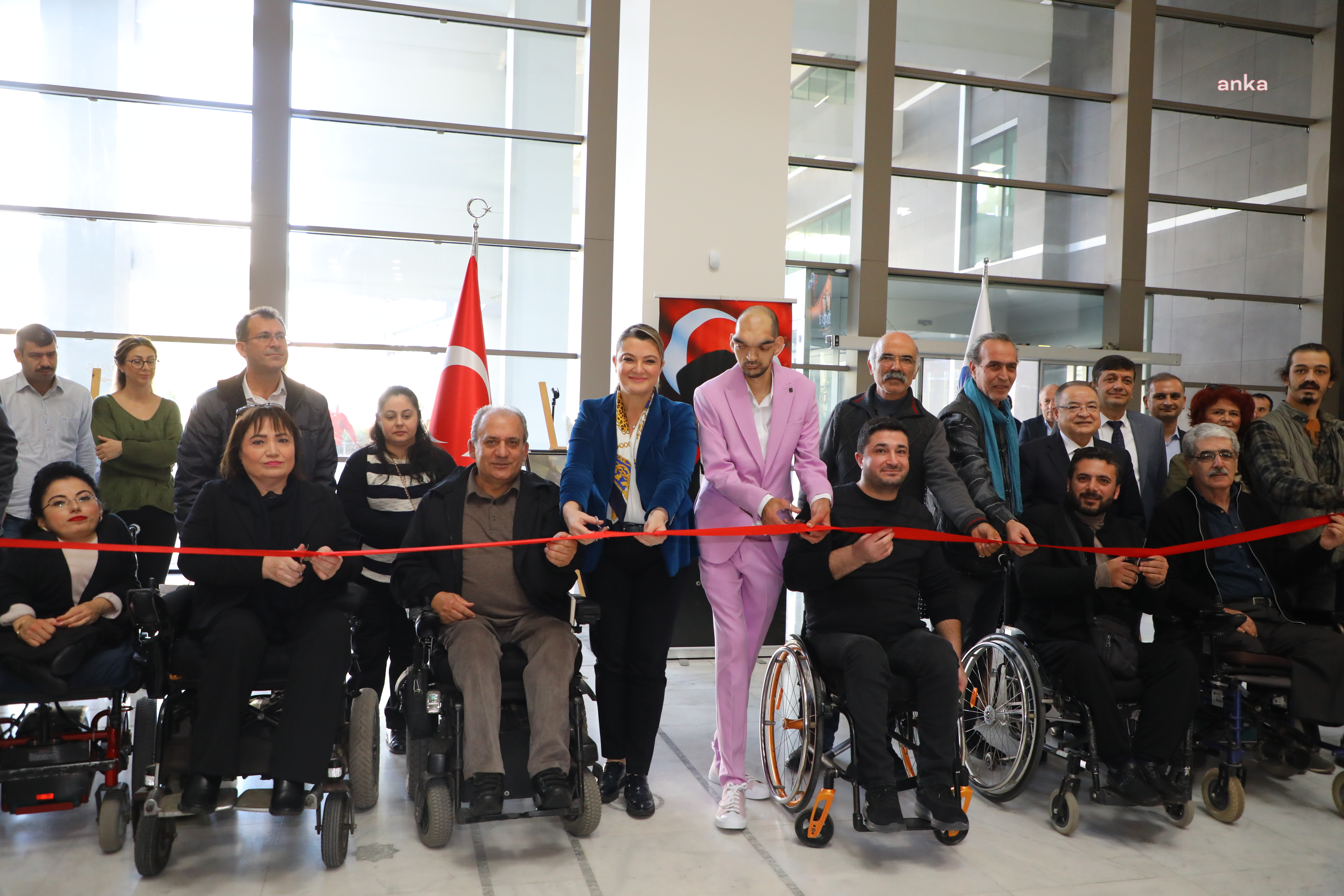 ANTALYA'DA ENGELLERİ AŞAN SANATÇI ALPER KOCABIYIK'IN RESİM SERGİSİ AÇILDI