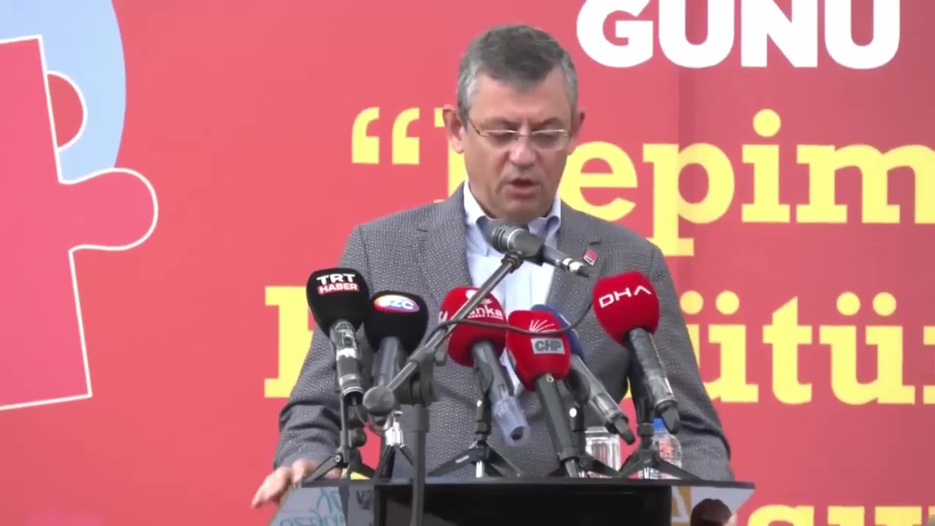 ÖZGÜR ÖZEL, ENGELLİLER GÜNÜ’NDE ENGELLİ ÇOCUĞA MİLLETVEKİLİ ROZETİ TAKTI… ÖZEL, İLK BELEDİYE BAŞKAN ADAYINI DA MANAVGAT’TA İLAN ETTİ