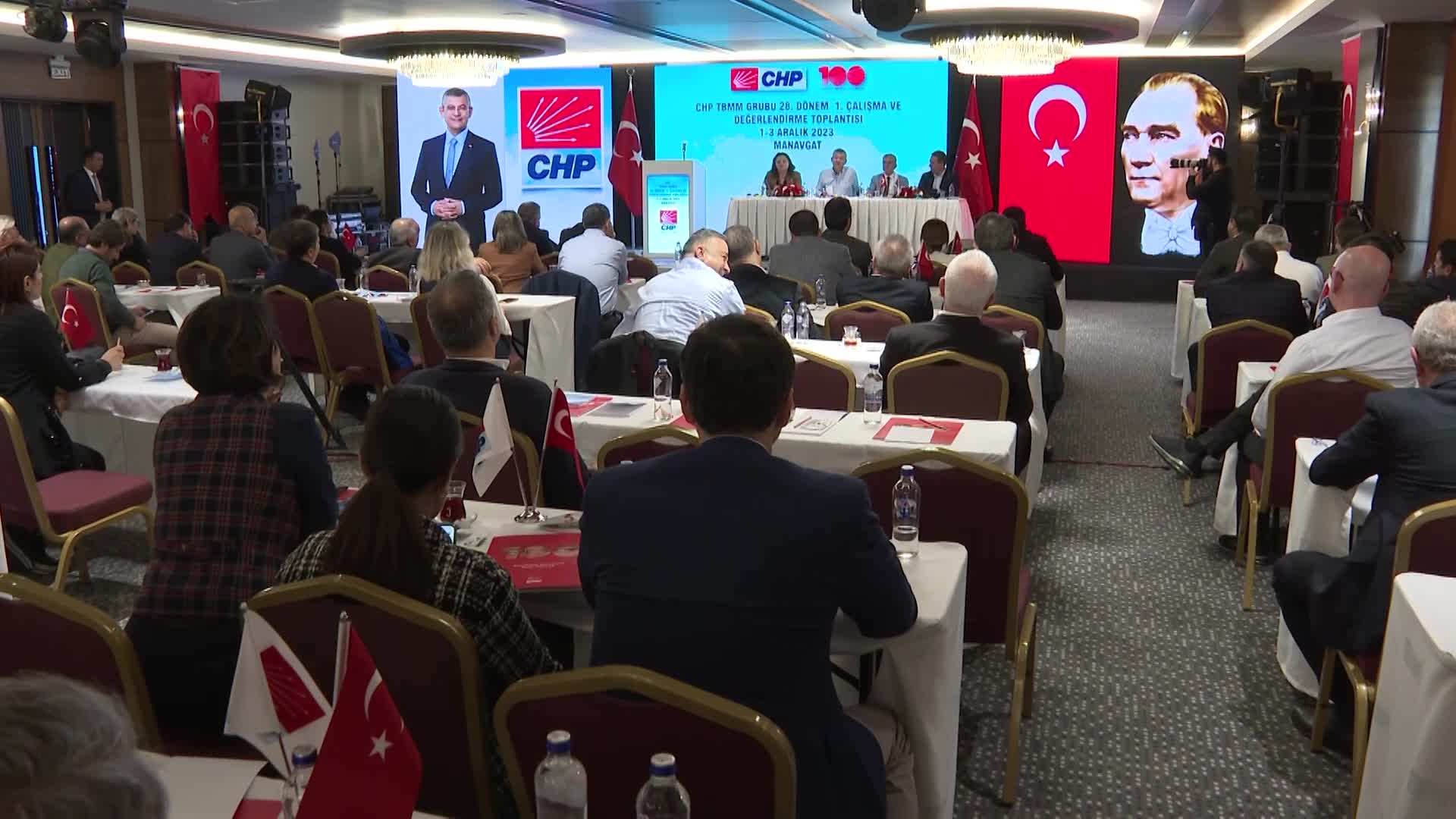 ÖZGÜR ÖZEL, ÇALIŞMA VE DEĞERLENDİRME TOPLANTISININ ARDINDAN MİLLETVEKİLLERİ İLE HATIRA FOTOĞRAFI ÇEKTİRDİ