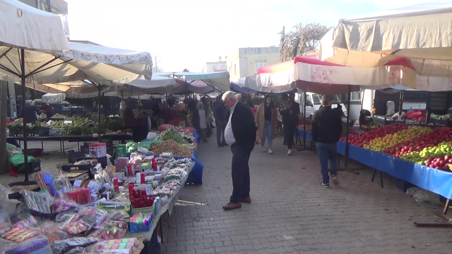 PAZARA ALIŞVERİŞE GELEN KADİRLİLİ VATANDAŞ: "BİR LAHANA 50 LİRA OLMUŞ NASIL ALACAĞIZ?"