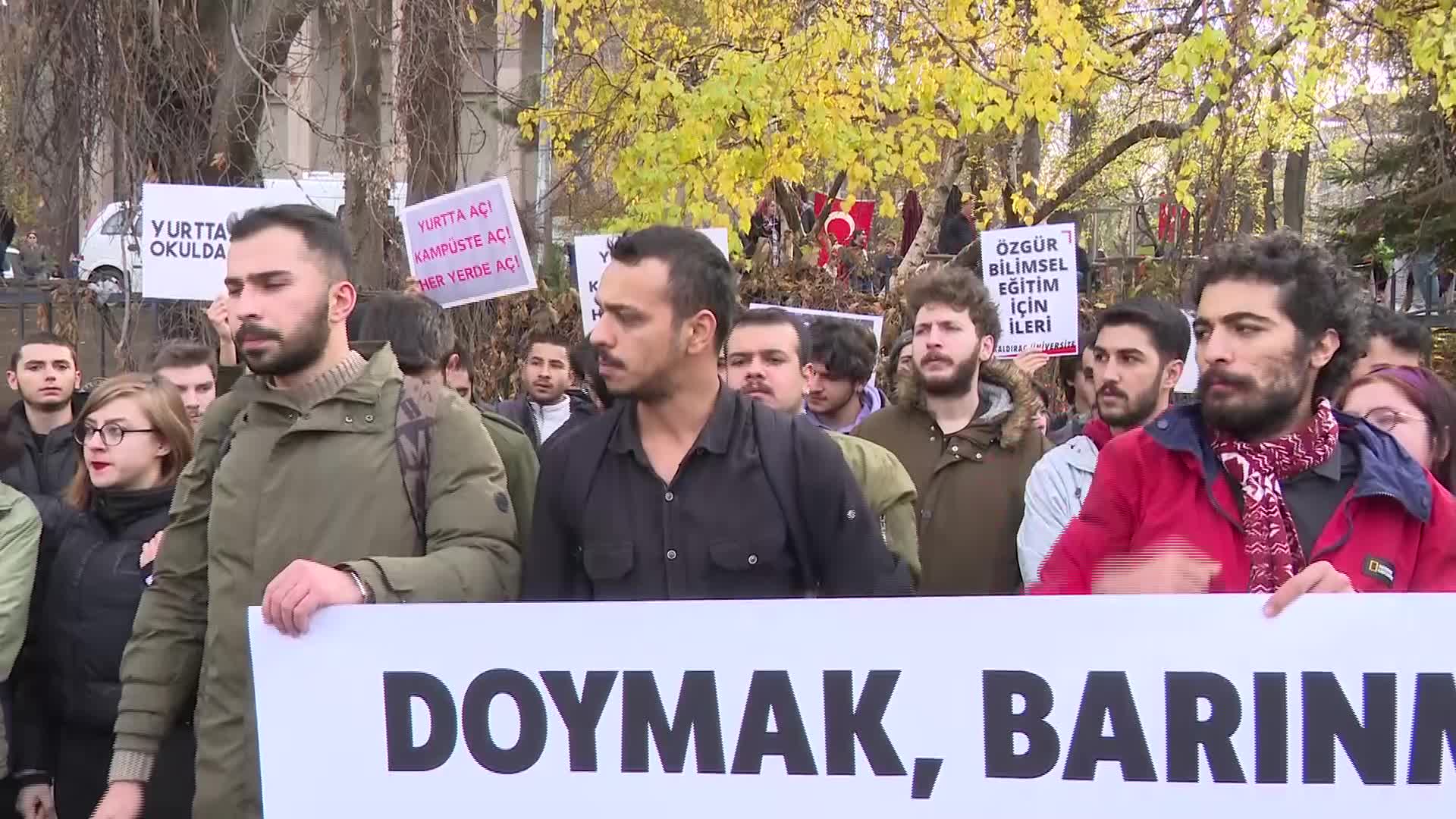 ANKARA ÜNİVERSİTESİ ÖĞRENCİLERİ, ŞEKER EZEREK SORUNLARINA DİKKAT ÇEKTİ: "BARINMA HAKKIMIZ GASBEDİLİYOR, NİTELİKSİZ YURT KOŞULLARI VE İHMALLERİYLE CANIMIZA KASTEDİLİYOR"