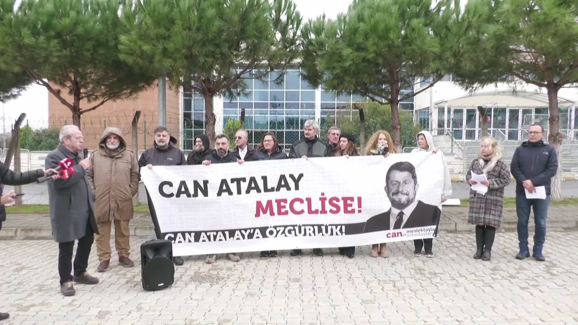 AVUKATLARDAN SİLİVRİ’DE MESLEKTAŞLARINA VE SİYASETÇİLERE ZİYARET: “YARGI MEKANİZMASI, MUHALİFLERİ YOK ETMEK AMACIYLA YARGI SOPASINI ÖLÇÜSÜZ KULLANMAYA DEVAM EDİYOR”