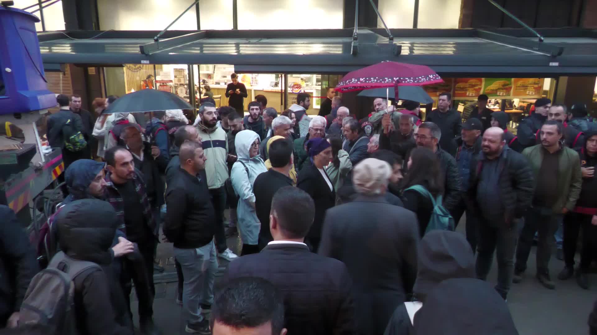 HEDEP İZMİR’DEN İL YÖNETİCİLERİ VE ÜYELERİNİN TUTUKLANMASINA TEPKİ: ”SİYASİ REHİNE OLAN ARKADAŞLARIMIZ SU KADAR BERRAK, GÜNEŞ KADAR AYDINLIKTIR”