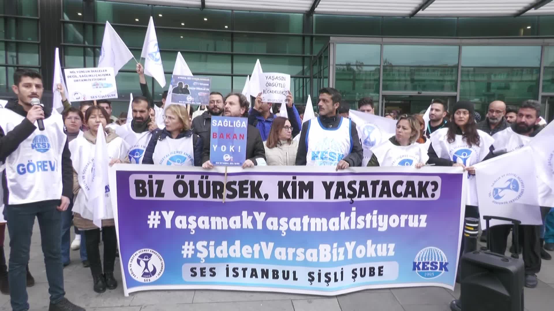 SES’TEN DARP EDİLEN SAĞLIKÇI İÇİN OKMEYDANI’NDAKİ ŞEHİR HASTANESİ ÖNÜNDE EYLEM: “DÖNÜŞÜM DENİLEN PİYASACI UYGULAMALAR YAYGINLAŞTIKÇA SAĞLIKTA ŞİDDET ARTTI”