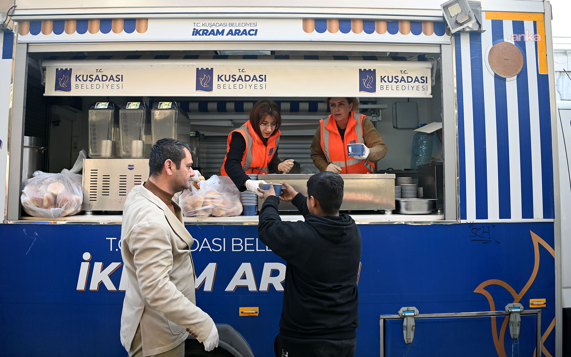 Kuşadası Belediyesi’nden sıcak çorba ikramı