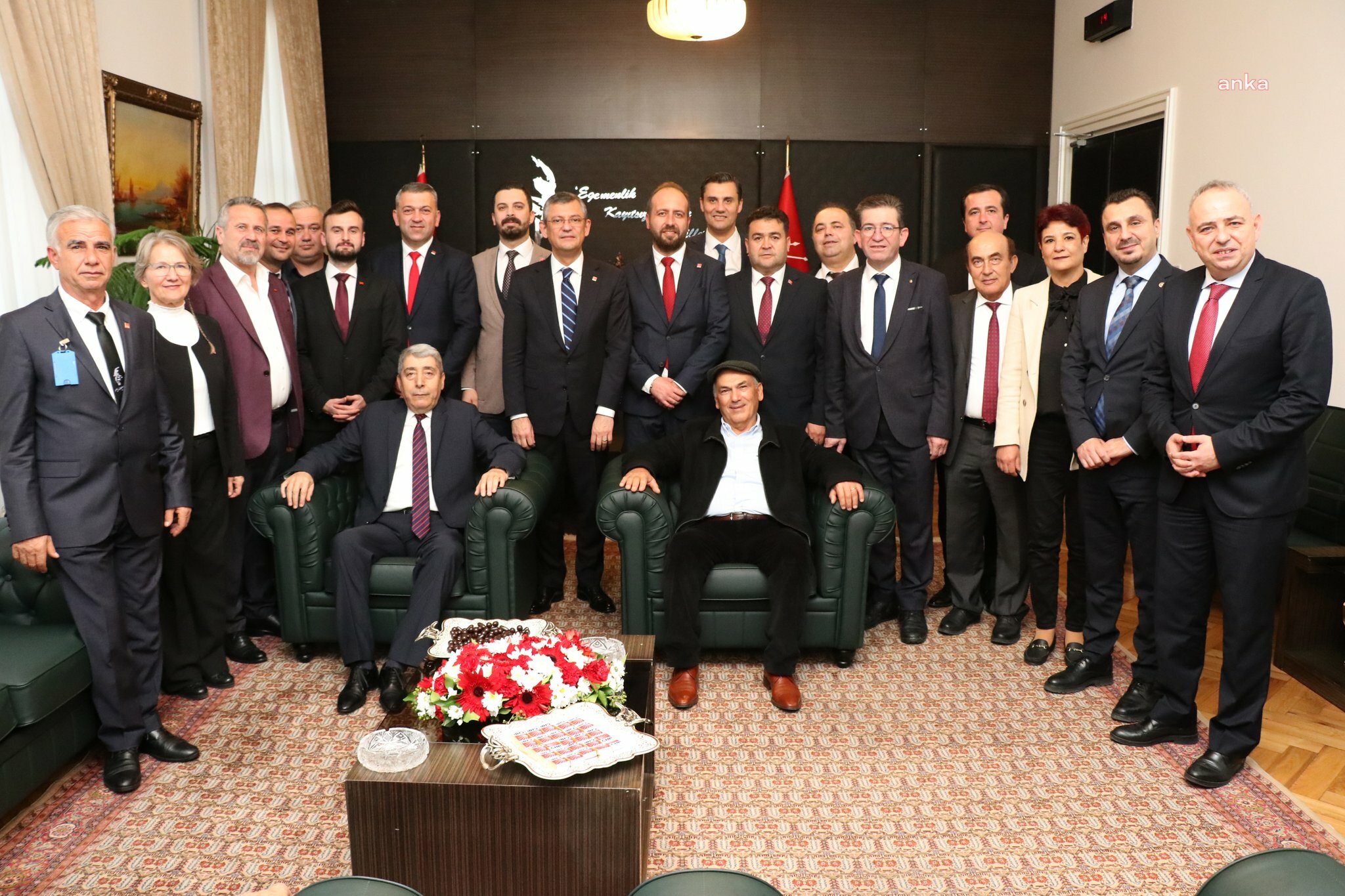 ÖZGÜR ÖZEL, CHP MANİSA İL ÖRGÜTÜYLE TBMM'DE BİR ARAYA GELDİ