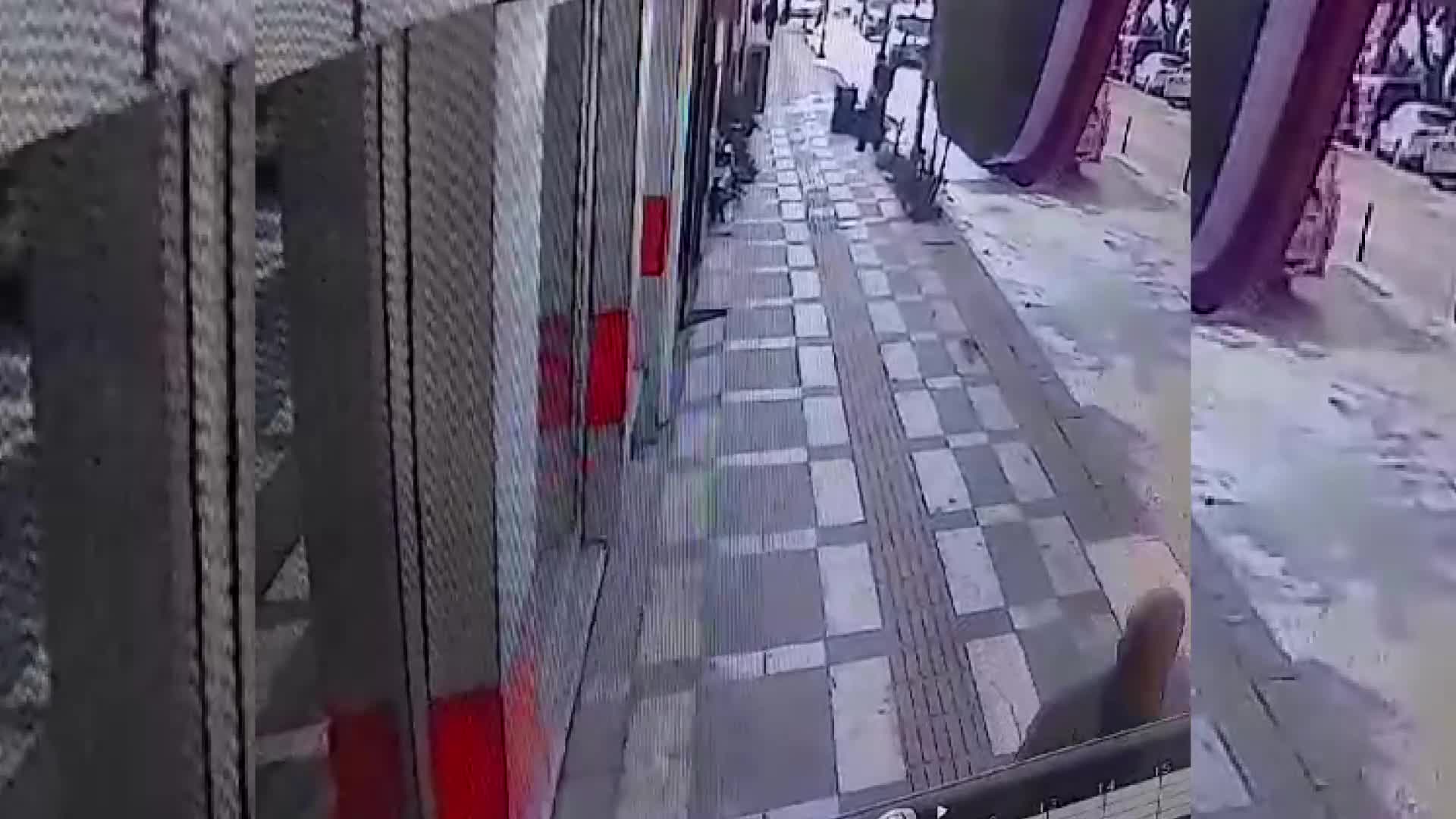 KAMYONUN ÇARPARAK DÜŞÜRDÜĞÜ TABELANIN ALTINDA KALAN İŞÇİ ÖLÜMDEN DÖNDÜ
