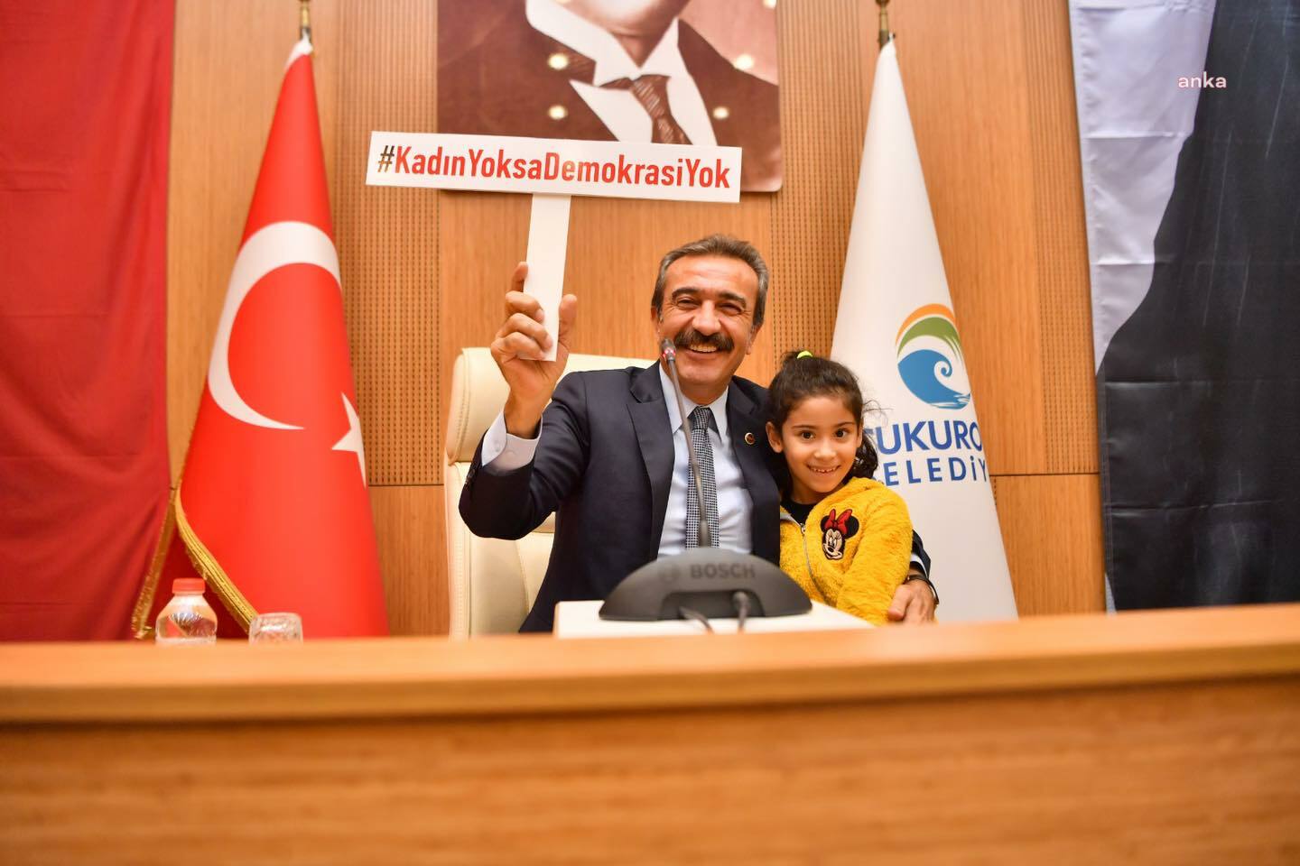 KADINLAR, ÇUKUROVA BELEDİYE MECLİSİ TOPLANTISINA SLOGANLARLA GİRDİ, TEMSİLDE EŞİTLİK İSTEDİ