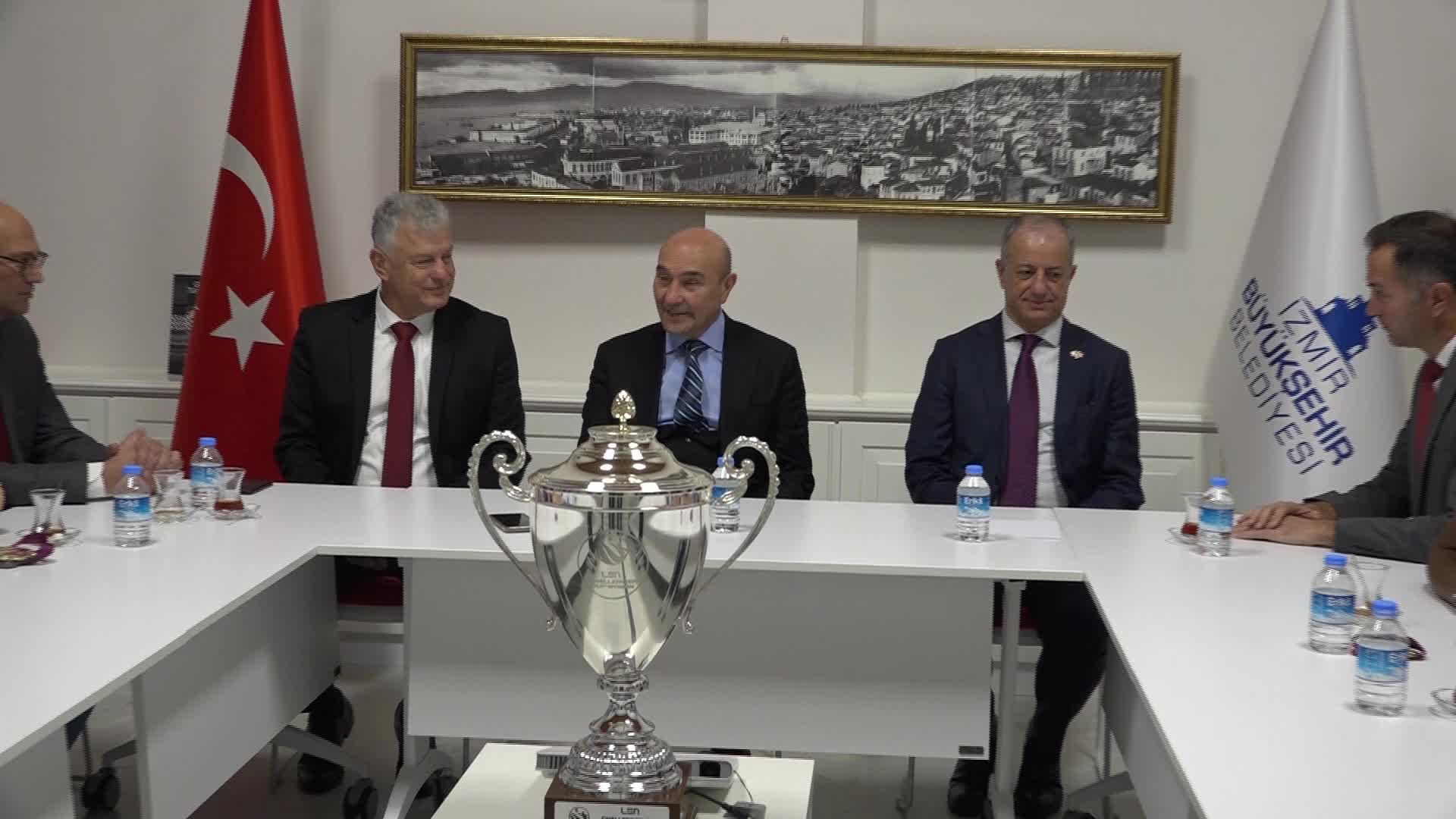 İZMİR’İN AVRUPA ŞAMPİYONU TAKIMI KUPAYI BAŞKAN SOYER’E TESLİM ETTİ