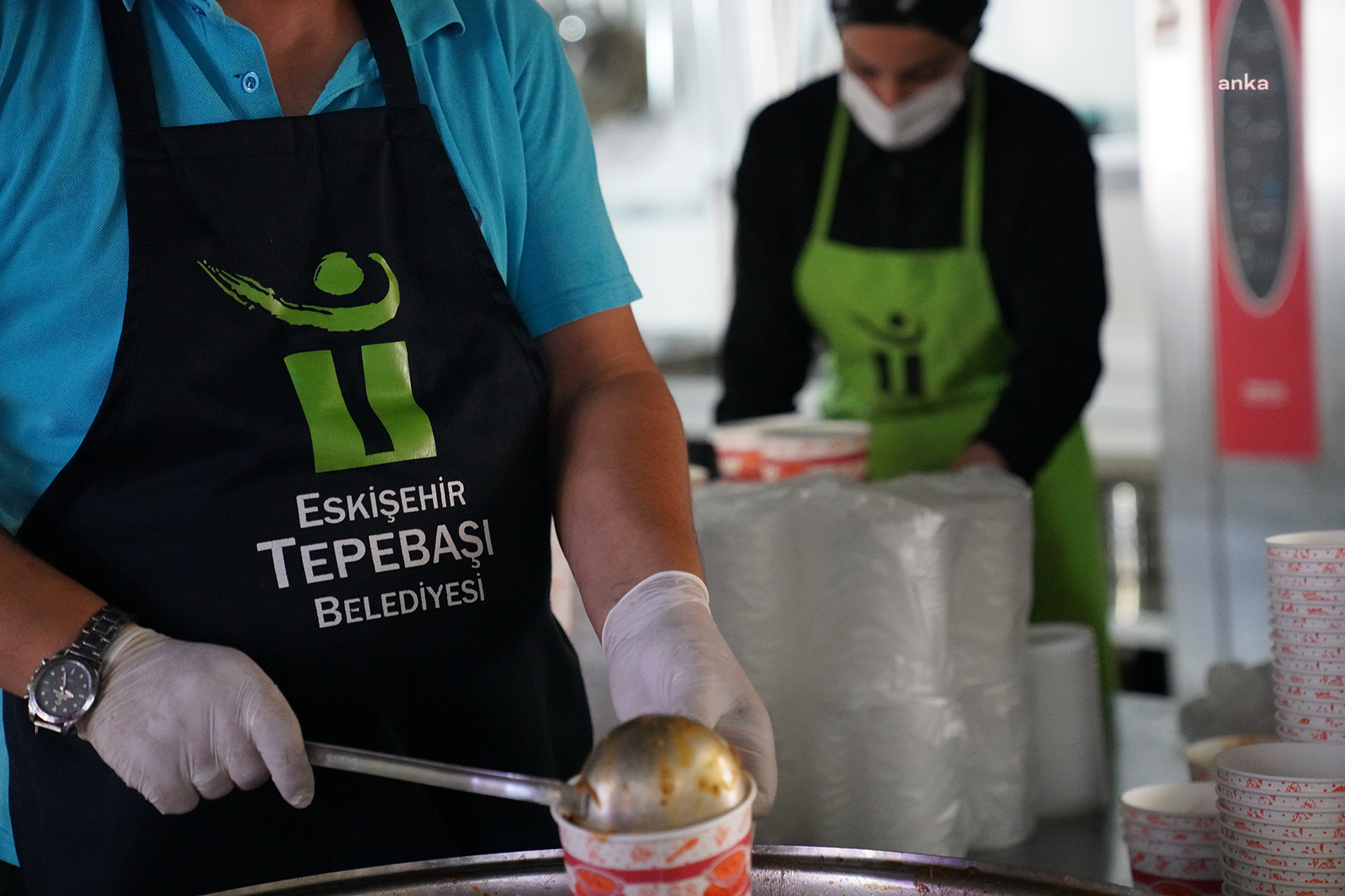 TEPEBAŞI BELEDİYESİ’NİN AŞEVİNDE SICAK YEMEKLER VATANDAŞLA BULUŞMAYA DEVAM EDİYOR