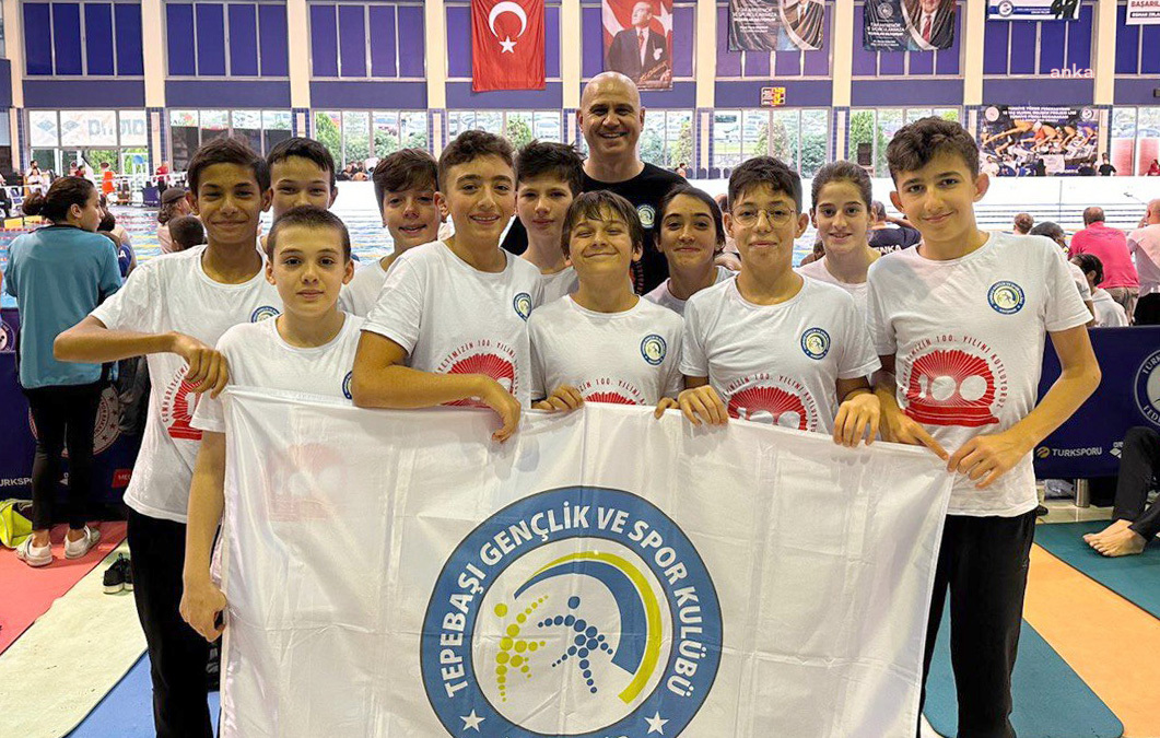 TEPEBAŞI’NIN YÜZÜCÜLERİ BAŞARI İLE DÖNDÜ