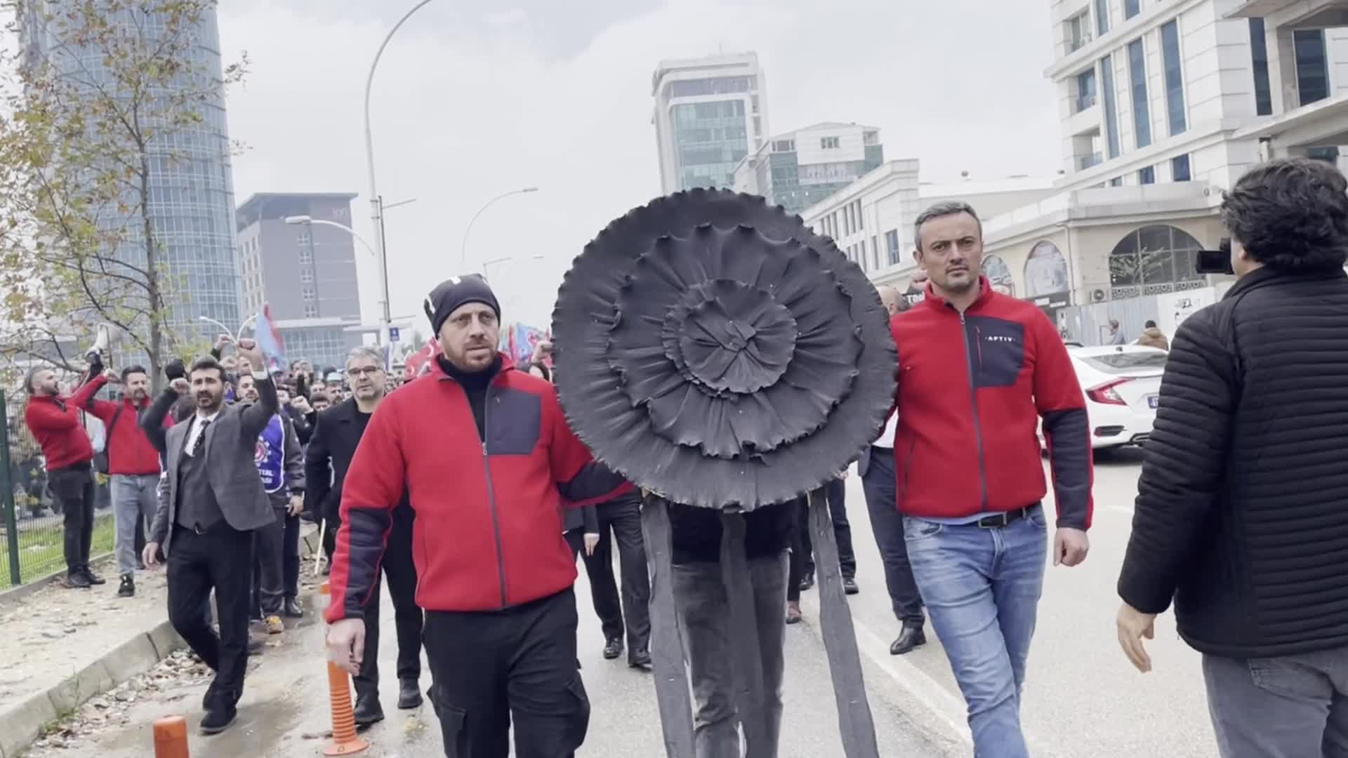 TÜRK METAL SENDİKASI BURSA ŞUBELERİ, UZLAŞMA SAĞLAYAMADIĞI MESS ÖNÜNE SİYAH ÇELENK BIRAKTI: "ZAFERE ULAŞMADAN DÖNMEYECEĞİZ”