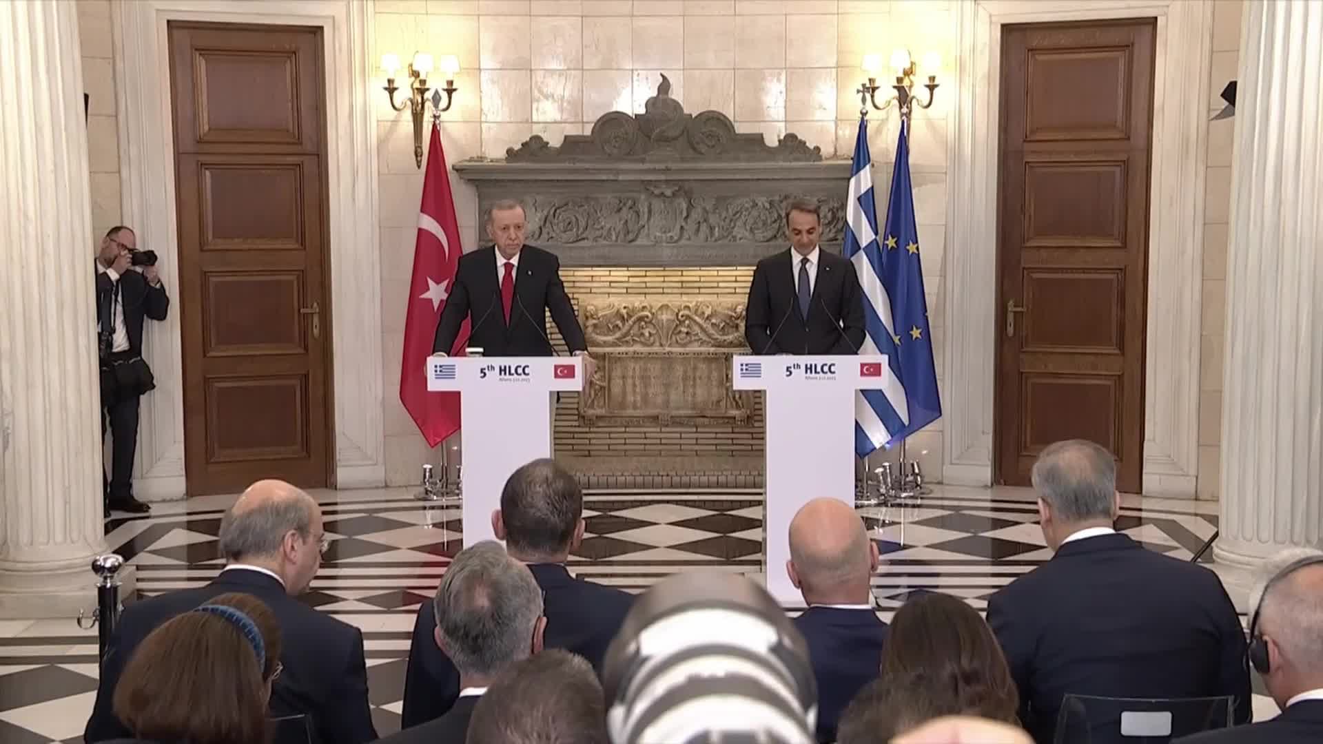 6 YIL SONRA YUNANİSTAN'I ZİYARET EDEN ERDOĞAN: "İKİ KARDEŞ ARASINDA DAHİ ANLAŞMAZLIKLAR OLABİLİRKEN İKİ KOMŞU ARASINDA GÖRÜŞ AYRILIKLARININ YAŞANMASI DOĞALDIR. BİZİM ARAMIZDA ÇÖZÜLMEYECEK KADAR HİÇBİR SORUN YOK"