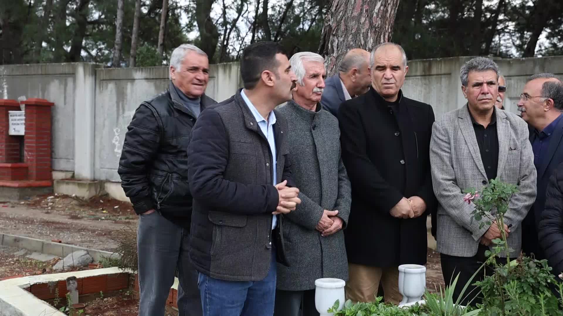 TÜLAY HATİMOĞULLARI, DENİZ POYRAZ’IN MEZARINI ZİYARET ETTİ: "BİZLER NE ÖLÜMLE NE TEHDİTLERLE NE TUTUKLAMALARLA BUGÜNE KADAR DİZ ÇÖKMEDİK"