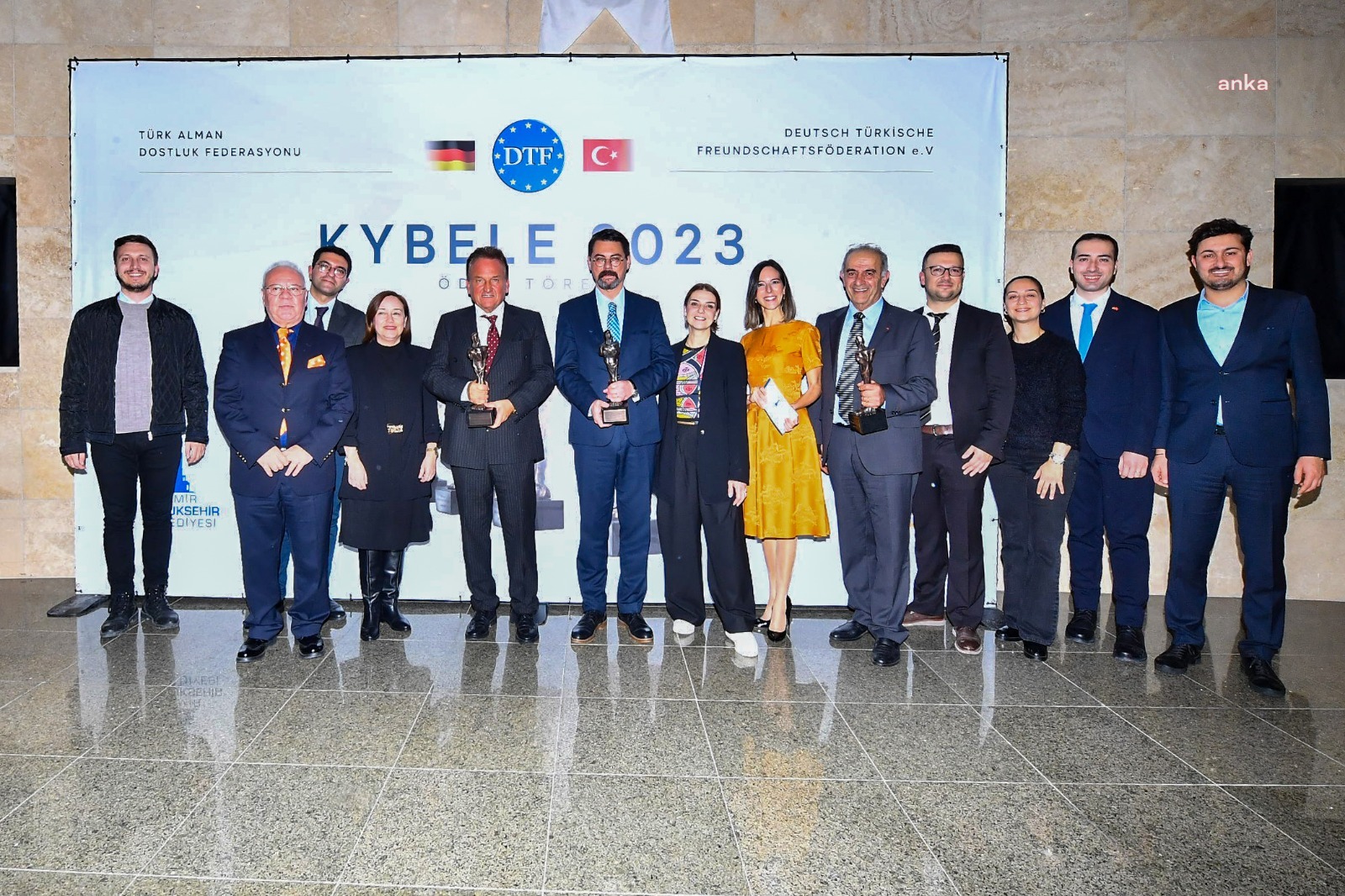 ALMAN TÜRK DOSTLUK FEDERASYONU'NDAN TUNÇ SOYER'E KÜLTÜR ÖDÜLÜ