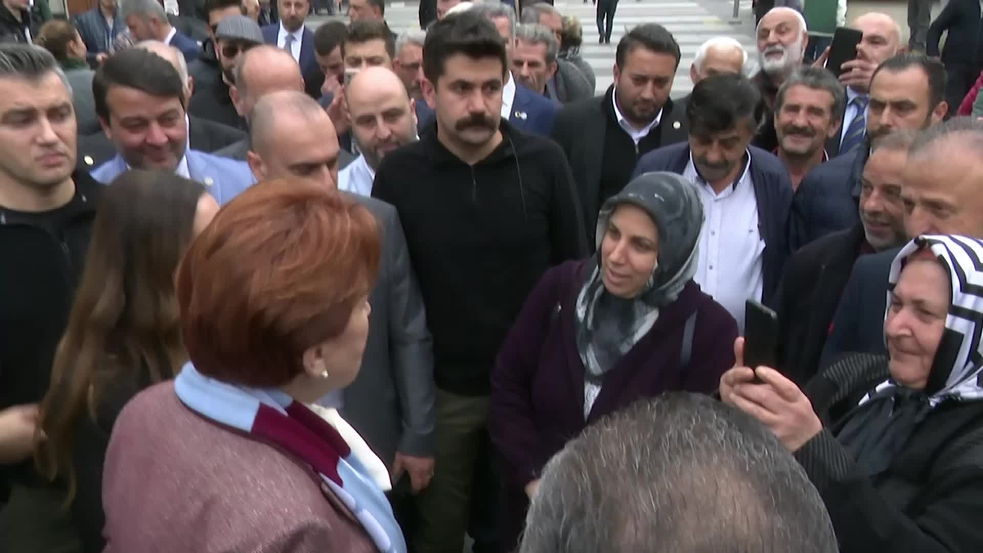 AKŞENER’İN TRABZON’DA DİNLEDİĞİ İŞÇİ EMEKLİSİ VATANDAŞ: “SEKİZ BİN LİRA MAAŞIM VAR. AĞLAYACAĞIM. EVDE HANIMLA HER GÜN KAVGA. YAŞIM 64. BİN 600 LİRA KİRAM BEŞ BİN LİRA OLDU”