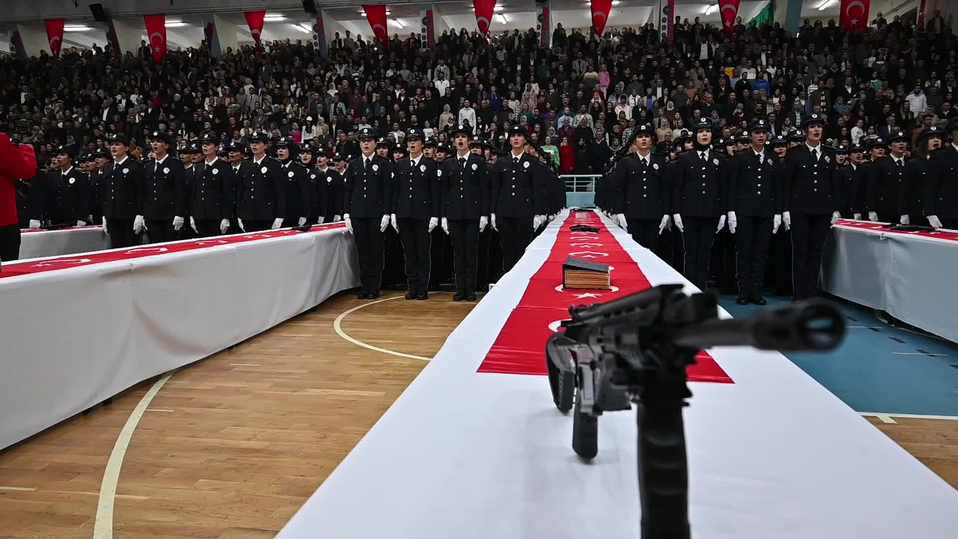 YOZGAT POMEM’DE 861 KADIN POLİS ADAYI MEZUN OLDU, SEVİNÇLERİNİ AİLELERİYLE PAYLAŞTI