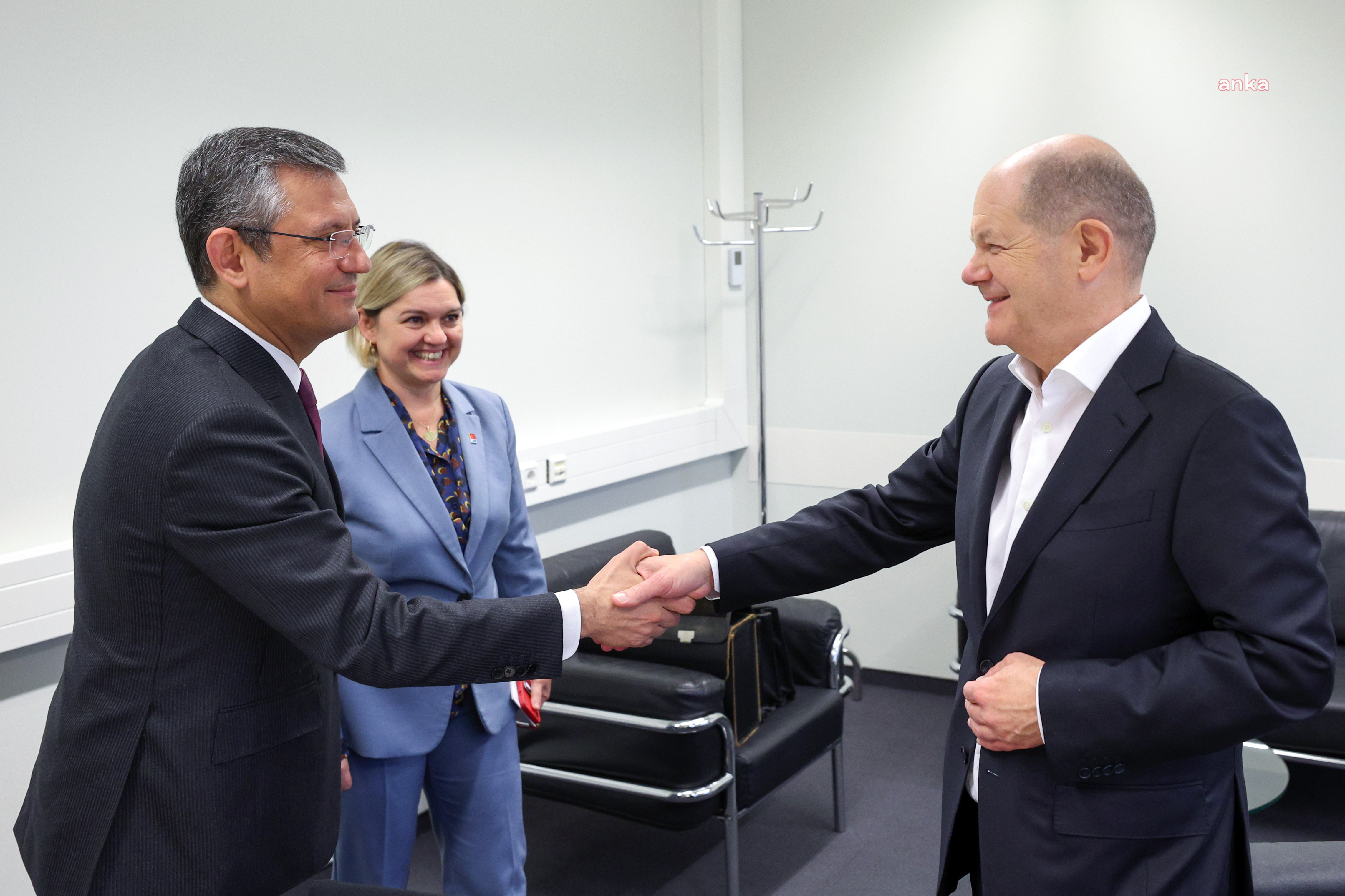 ÖZGÜR ÖZEL, ALMANYA BAŞBAKANI OLAF SCHOLZ İLE BERLİN'DE BİR ARAYA GELDİ