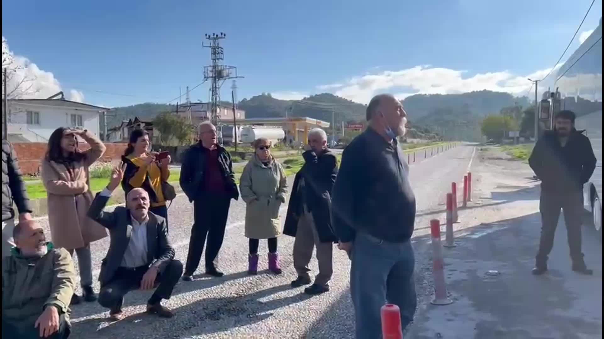 AKBELEN'DE BÜYÜK BULUŞMA: "BURADA NE TOPRAK KANUNU, NE ZEYTİN KANUNU UYGULANIYOR, NE İNSANLARIN HAYATI GÖZETİLİYOR, BURADA KÖYLÜLERİN HAYATI HİÇE SAYILIYOR"
