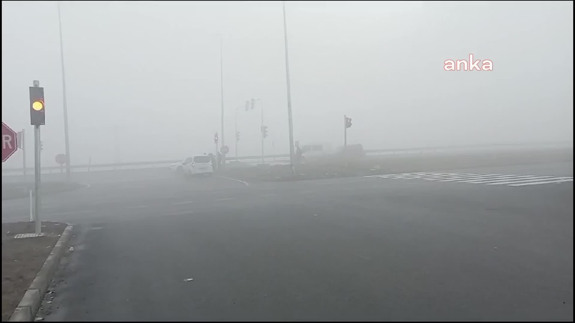 IĞDIR'DA YOĞUN SİS  MADDİ HASARLI KAZAYA YOL AÇTI