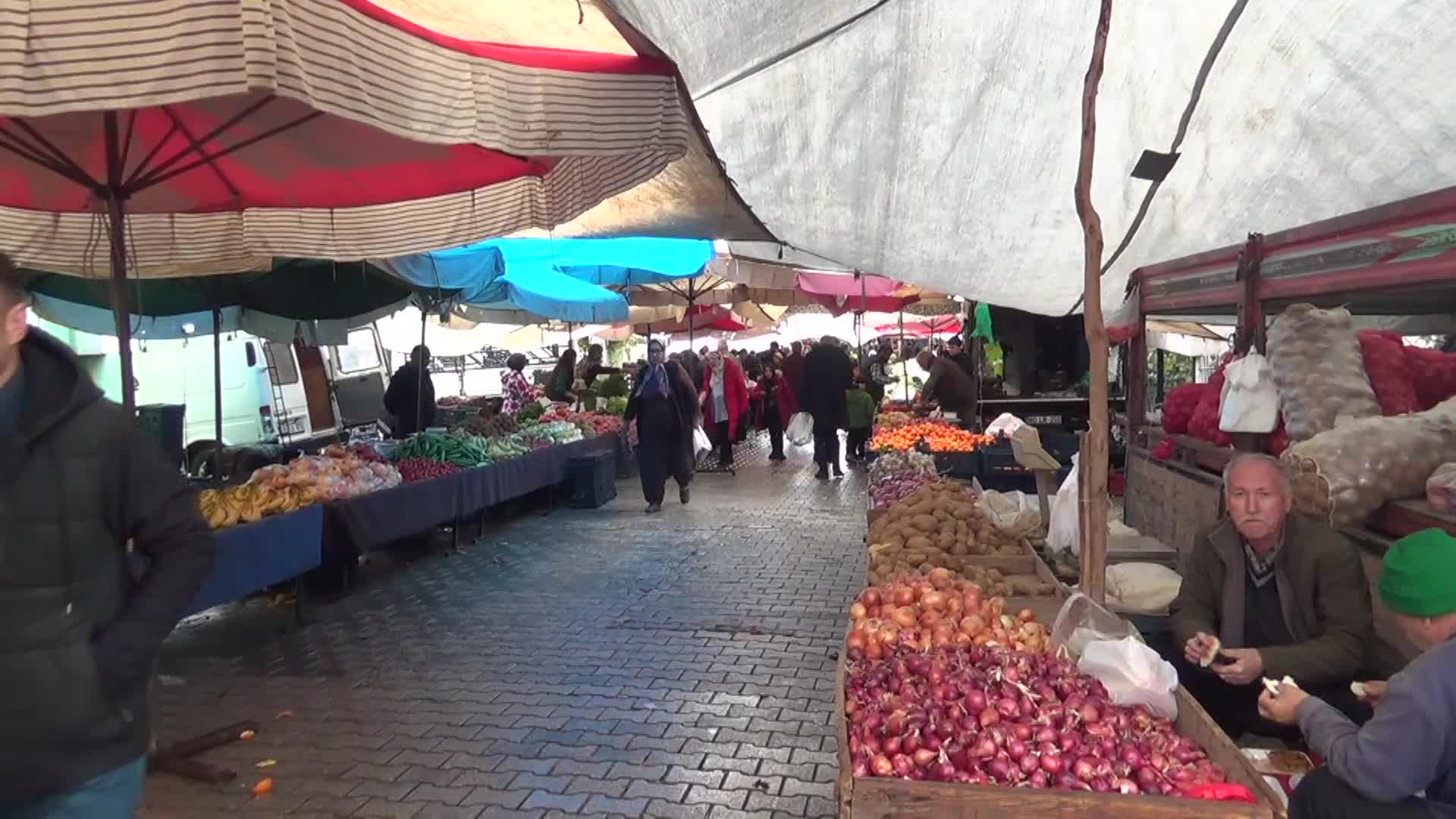 KADİRLİLİ SEMT PAZARI ESNAFI: "MÜŞTERİ YOKLUĞUNDAN DOLAYI MANDALİNA 5 LİRA. ŞU AN KURTARMIYOR AMA MECBUR ÖYLE VERİYORUZ"