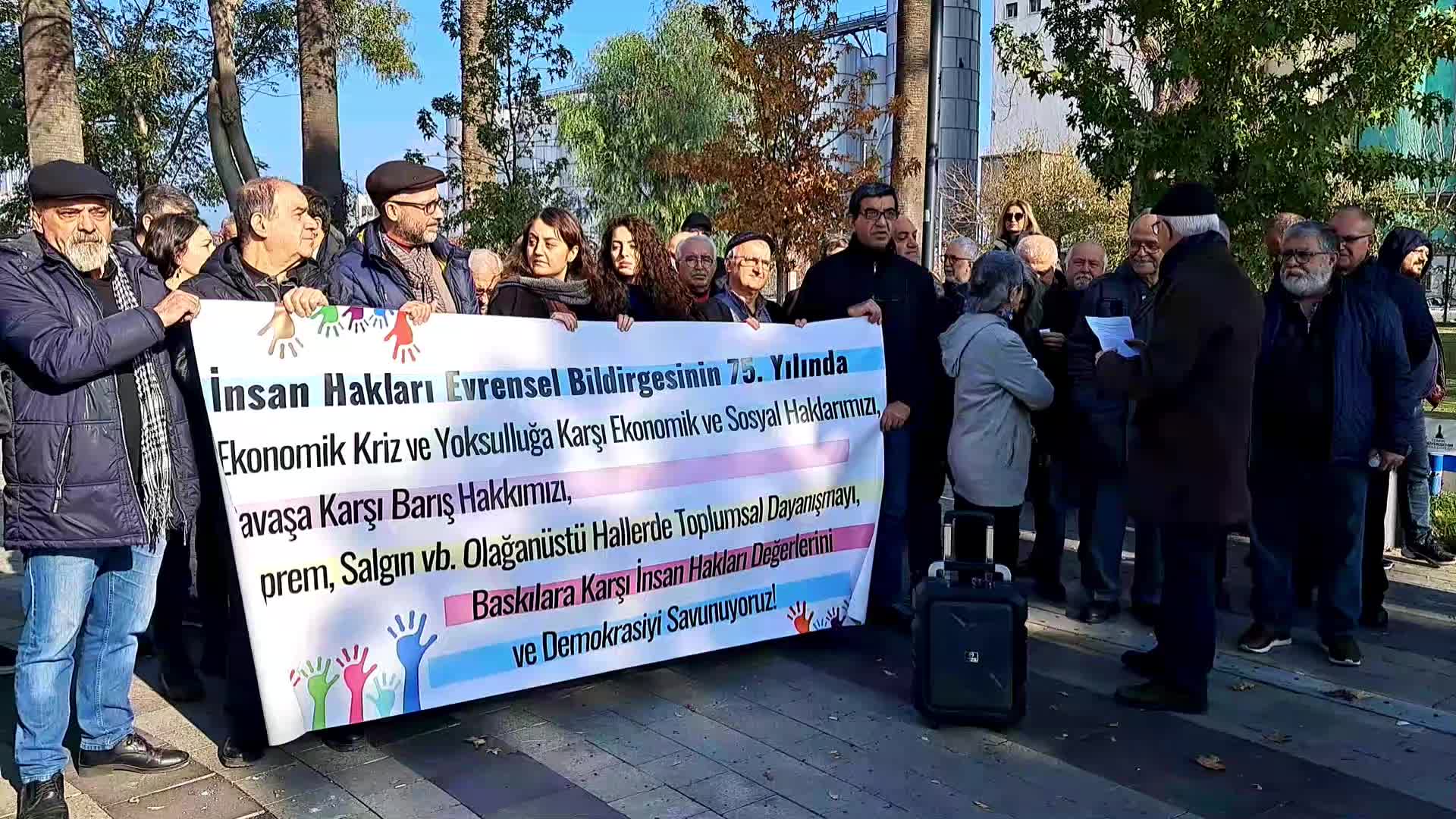 İZMİR'DE İNSAN HAKLARI SAVUNUCULARINDAN "DÜNYA İNSAN HAKLARI GÜNÜ" AÇIKLAMASI... TİHV GENEL SEKRETERİ ÜSTERCİ: "TÜM ÜLKE ADETA İŞKENCE MEKANI HALİNE GELMİŞTİR"