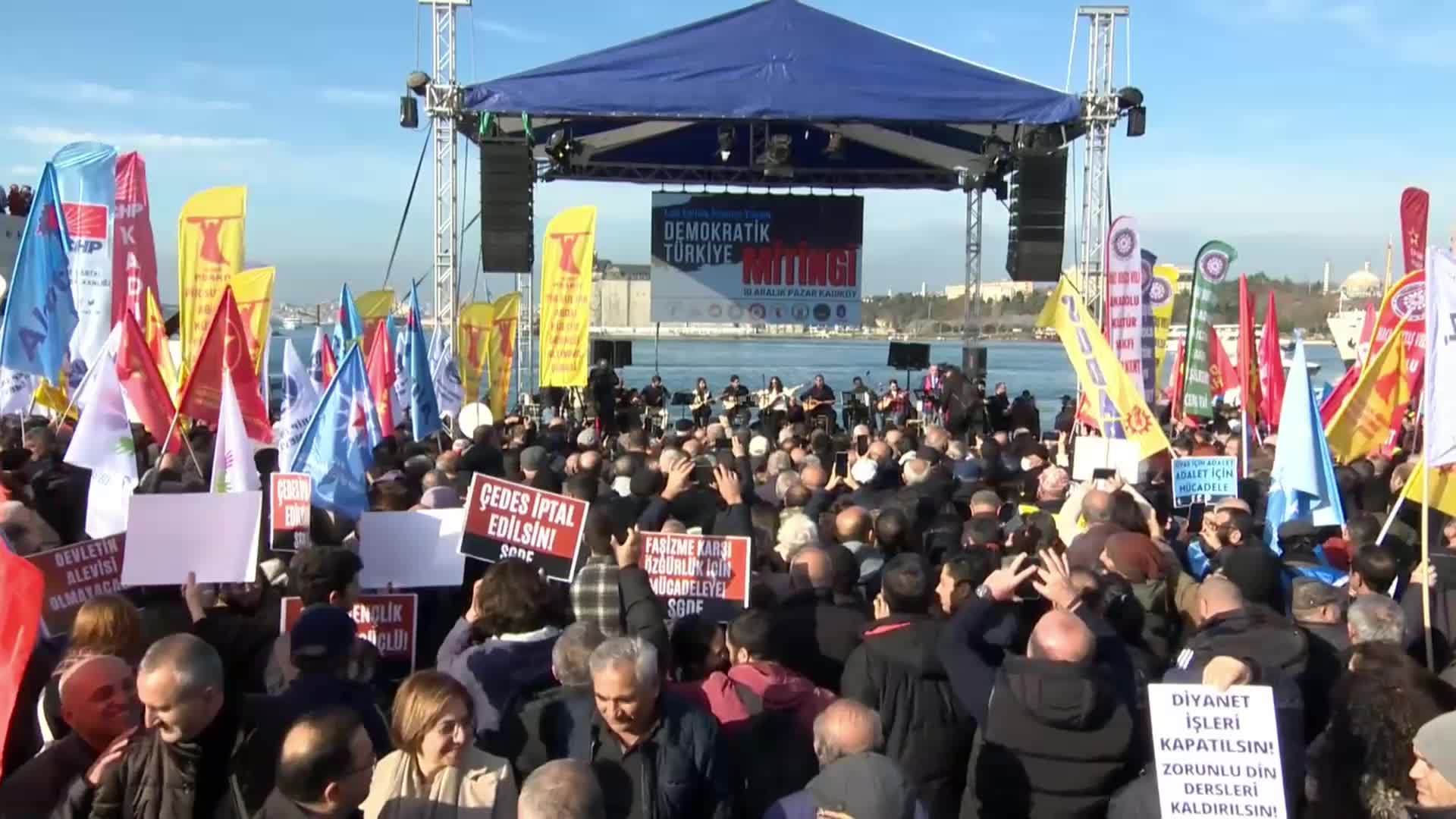 ALEVİ STK’LARDAN İSTANBUL’DA MİTİNG: “DEVLETİN ALEVİSİ OLMAYACAĞIZ. DEDELERİMİZİ HÜKÜMETİN MEMURLARI YAPMAYACAĞIZ”