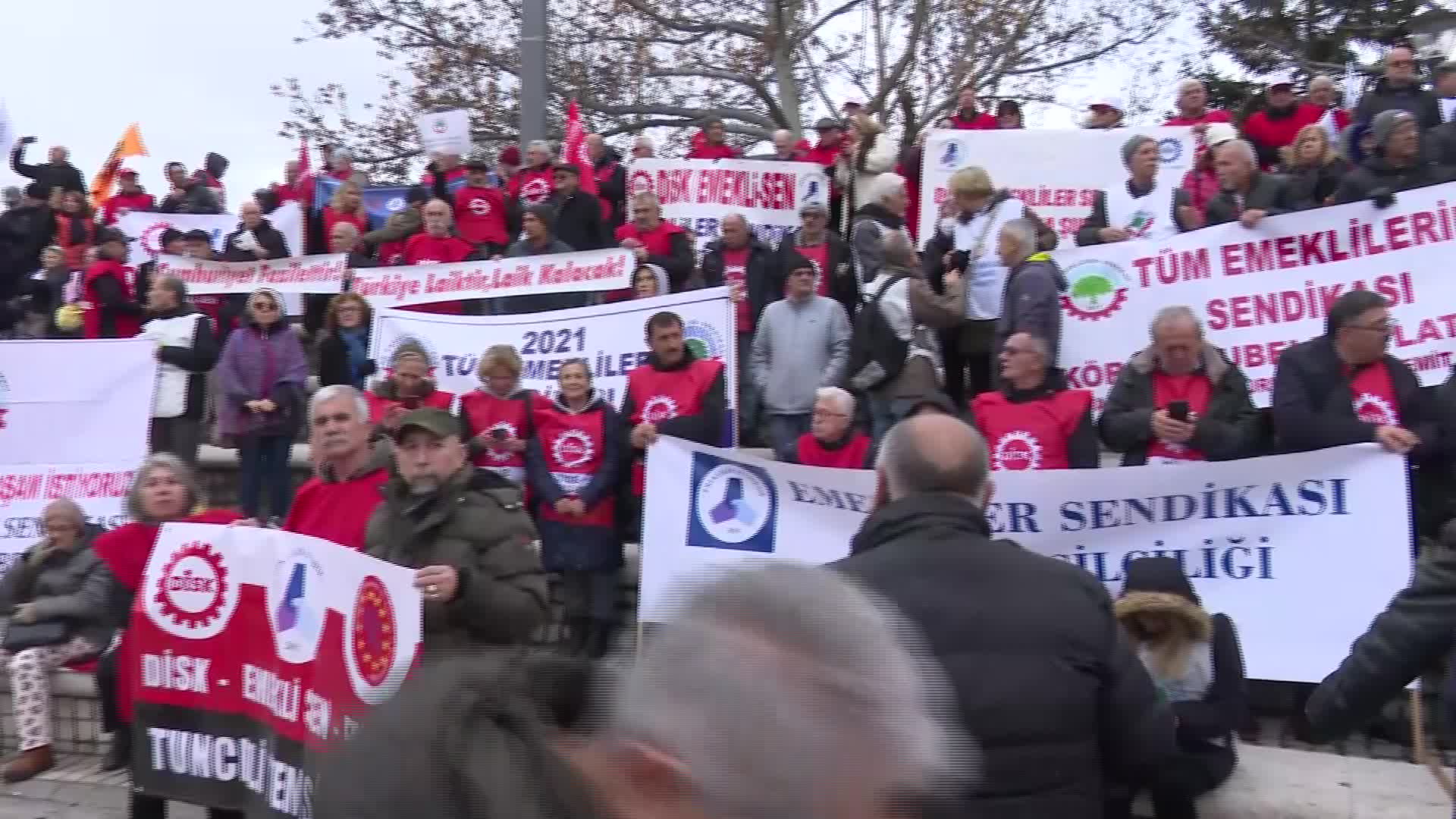 EMEKLİLER, DÜNYA İNSAN HAKLARI GÜNÜ'NDE 'İNSANCA YAŞAM VE MAAŞ' İÇİN ANKARA'DA MİTİNG YAPTI