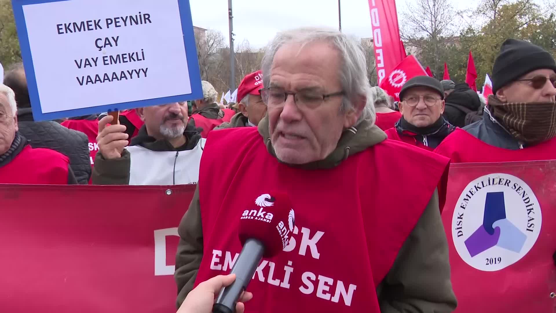 SESLERİNİ DUYURMAK İÇİN BAŞKENT’E GELEN EMEKLİLER: "GEÇİNEMİYORUZ. AÇIZ. ÇÖP BİDONLARININ BAŞINDA KEDİLERDEN KÖPEKLERDEN ÖNCE EMEKLİLERİ GÖRÜRSÜNÜZ"