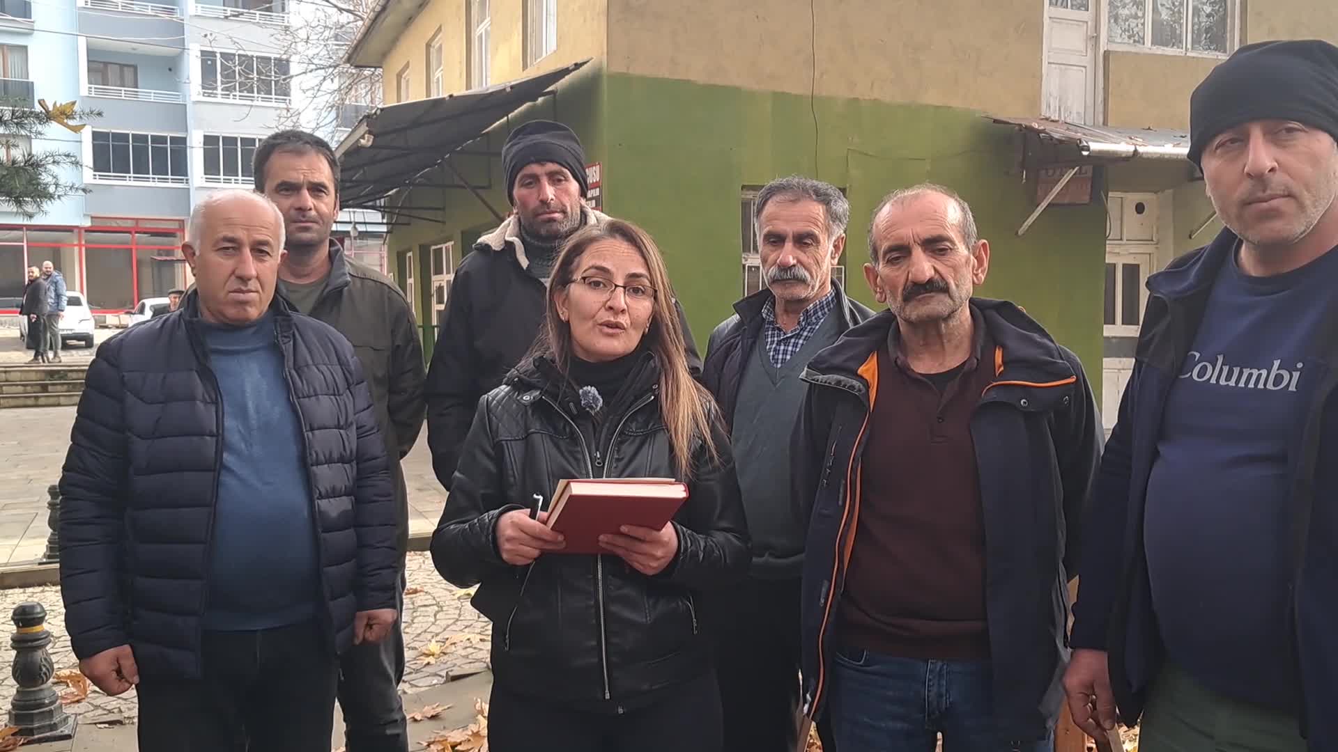 ARDANUÇLU ARICILAR, AÇIK CEZA İNFAZ KURUMU MÜDÜRLÜĞÜ'NÜN İÇ EGE'DEN ALDIĞI BALLARI ARDANUÇ BALI ETİKETİYLE SATMASINA TEPKİ GÖSTERDİ