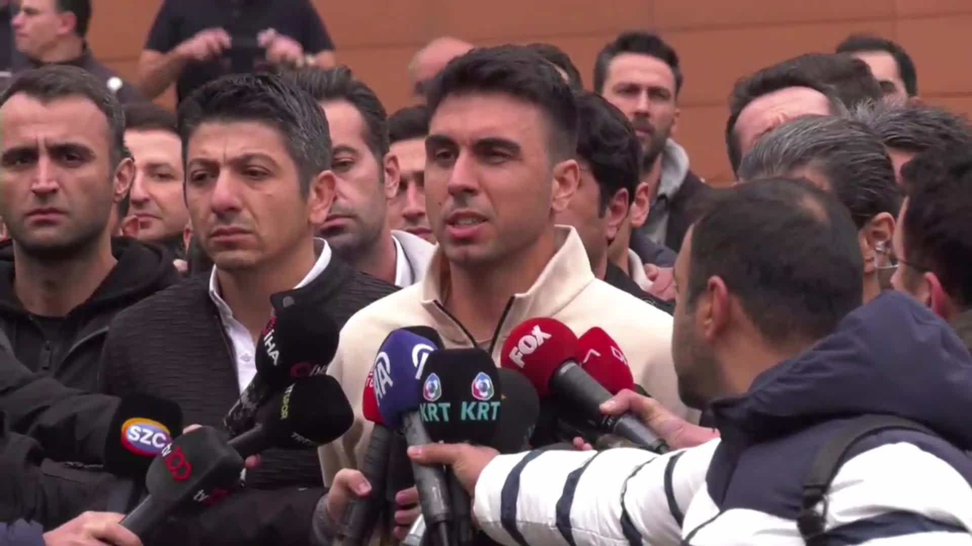 HAKEMLER, MELER’İN TEDAVİ GÖRDÜĞÜ HASTANENİN ÖNÜNDE AÇIKLAMA YAPTI: “HAKEMLERİN SESSİZ KALMASININ SEBEBİ KORKMALARI DEĞİL, MESLEKLERİNE OLAN SAYGILARIDIR. MESLEĞİMİZE DUYDUĞUMUZ SAYGI, BİZE KARŞI ŞİDDET SARMALINA DÖNÜŞMÜŞTÜR”