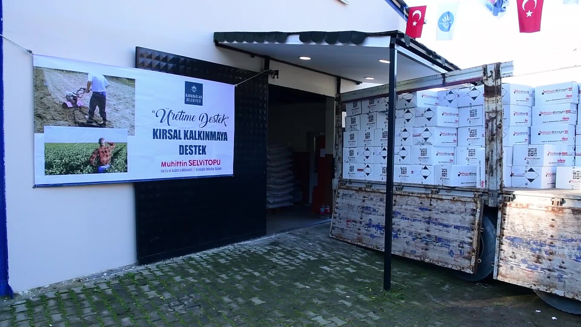 KARABAĞLAR BELEDİYESİNDEN ÜRETİCİLERE GÜBRE DESTEĞİ... SELVİTOPU: ÜRETİCİLERİMİZİ ASLA YALNIZ BIRAKMAYACAĞIZ