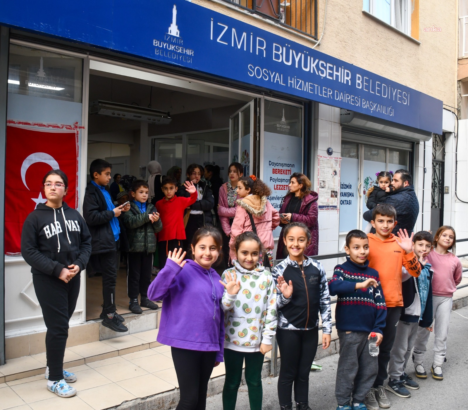 İZMİR'DE ÇOCUKLAR 12D SİNEMA KEYFİ YAŞIYOR