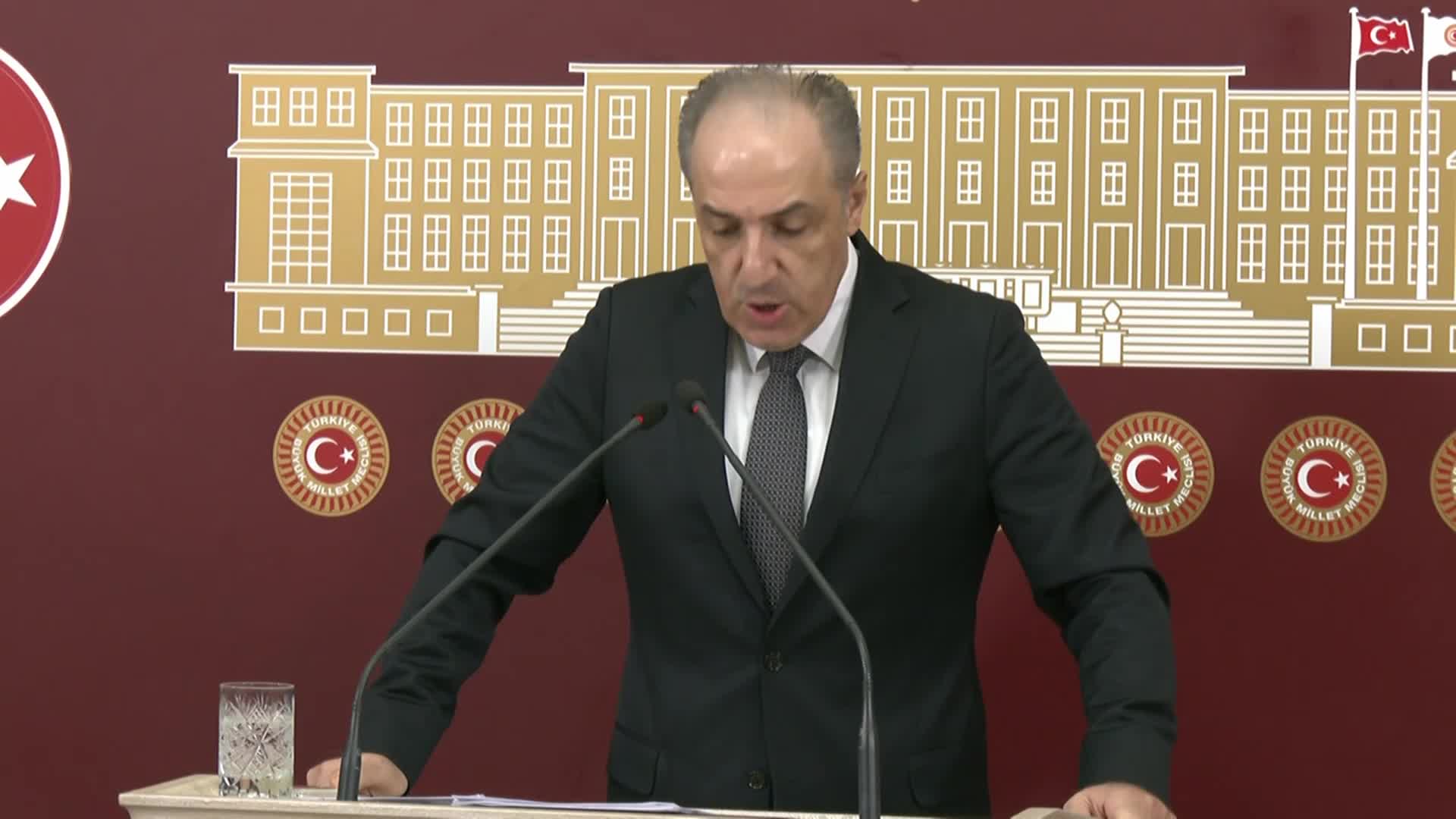 MUSTAFA YENEROĞLU: "O HAKEME İNEN YUMRUK MİLLETİMİZİN TAMAMINA ZATEN DEVAMLI İNMEKTEDİR. O HAKEMİN SURATINA ÇARPAN YUMRUK İKTİDARIN GÜÇ SARHOŞLUĞUNUN YUMRUĞUDUR"
