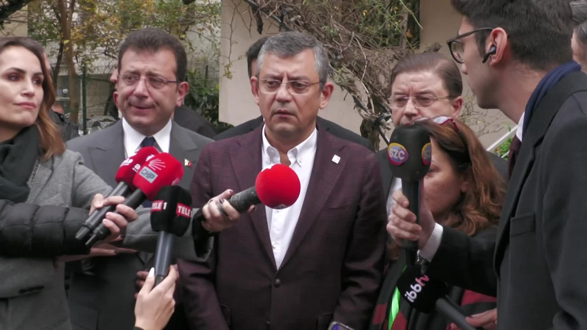 ÖZGÜR ÖZEL, MOTOKURYE GÖÇER'İN AİLESİNİ ZİYARET ETTİ: “BU NASIL BİR AYRICALIK, BU NASIL BİR KAMU YÖNETİMİ, BU NASIL BİR ADALET”