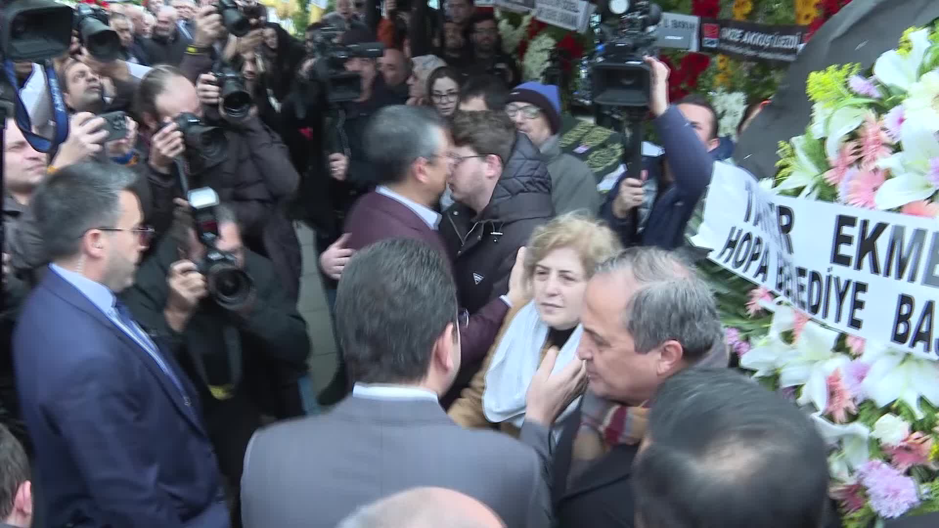 ÖZGÜR ÖZEL, SEYİT TORUN’UN KAYINVALİDESİNİN CENAZE TÖRENİNE KATILDI