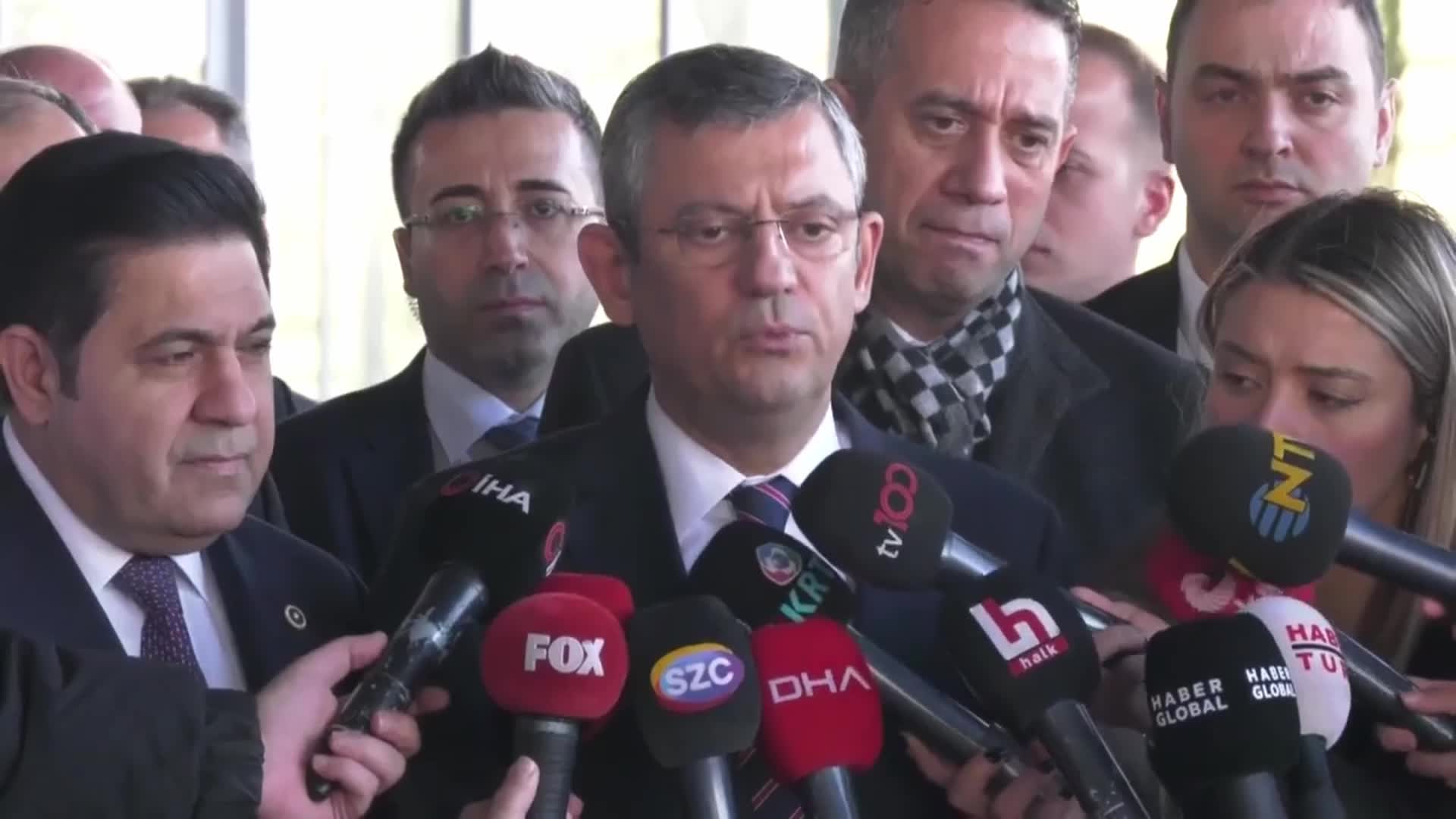 ÖZGÜR ÖZEL, SAADET PARTİLİ HASAN BİTMEZ’İN TEDAVİSİNİN SÜRDÜĞÜ HASTANE ÖNÜNDE: “SAĞLIKTAN DAHA ÖNEMLİ HİÇBİR ŞEYİN OLMADIĞI ORTADA. BU ÜZÜNTÜLERDEN, BU SIKINTILARDAN DERS ALMAK GEREKİYOR”