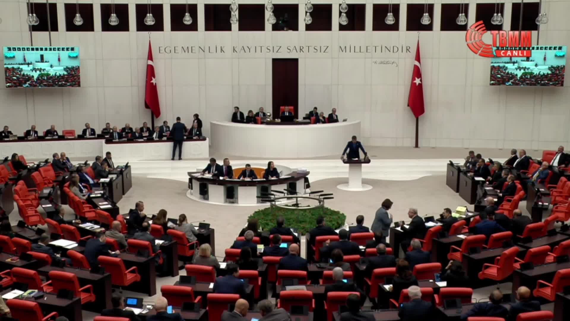 TBMM BÜTÇE GÖRÜŞMELERİ... DENİZ DEMİR: "HÜKÜMETİN ENERJİYLE İLGİLİ TEK POLİTİKASI VARDIR O DA ZAMDIR. VATANDAŞI MÜŞTERİ OLARAK GÖREN ZİHNİYET DEĞİŞMEDİKÇE BU SORUNLAR BİTMEZ"