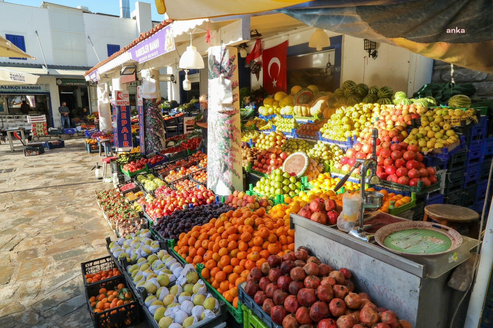 BODRUM GIDA ÇARŞISI ÖZGÜN YAPISIYLA HİZMET VERİYOR