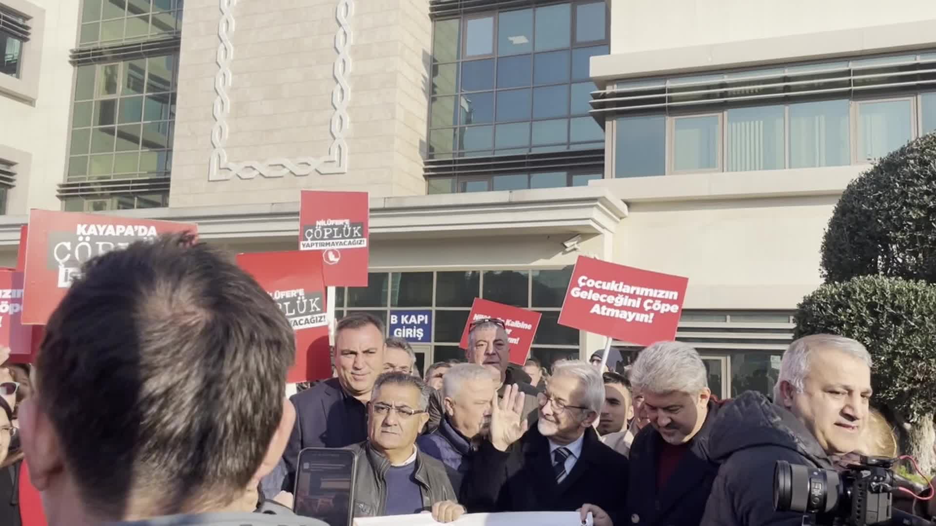 BURSA KAYAPA MAHALLESİ SAKİNLERİ, BÜYÜKŞEHİR BELEDİYESİNİN YAPMAK İSTEDİĞİ KATI ATIK TESİSİNE TEPKİ GÖSTERDİ: "ÇÖPLÜK YAPILIRSA GELECEĞİMİZ MAHVOLUR"
