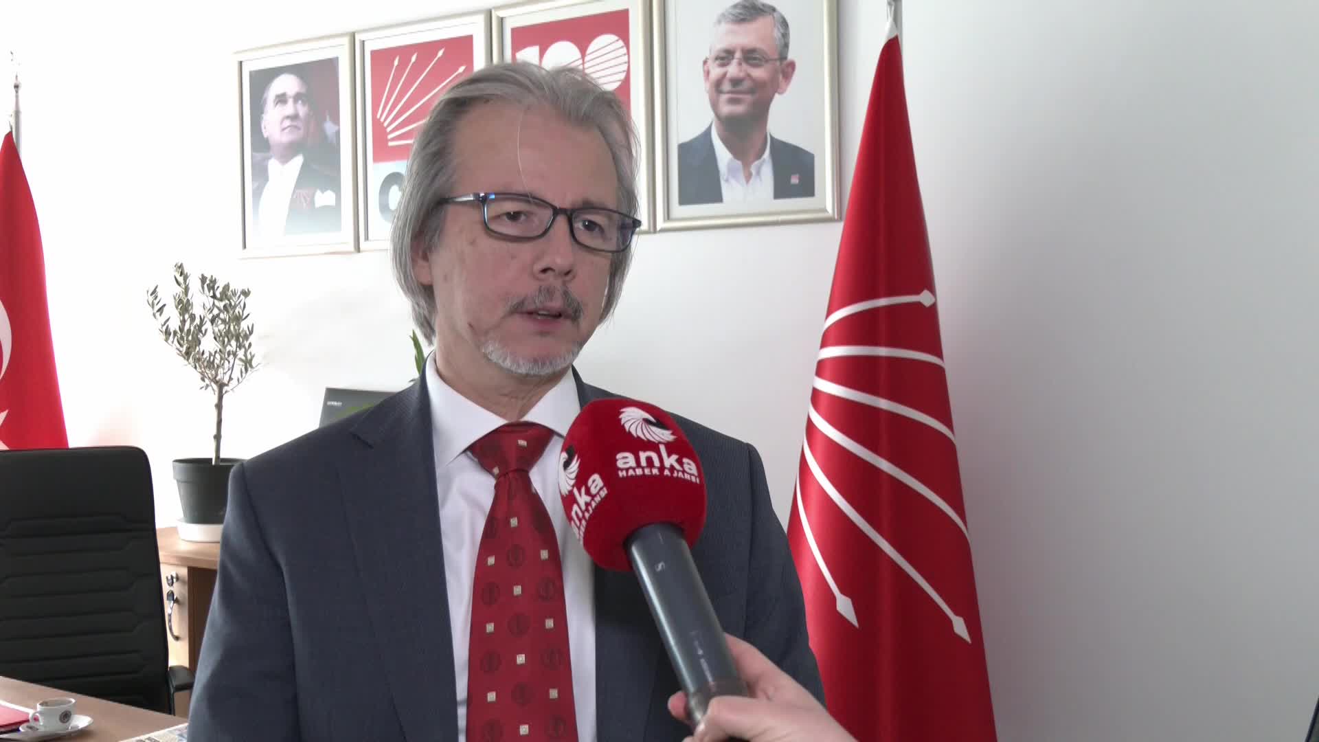 İLHAN UZGEL: "ERDOĞAN'IN İÇ VE DIŞ POLİTİKAYA YAKLAŞIMI TÜRKİYE'Yİ HEM DÜNYADAN KOPARIYOR HEM İMAJINI BOZUYOR"