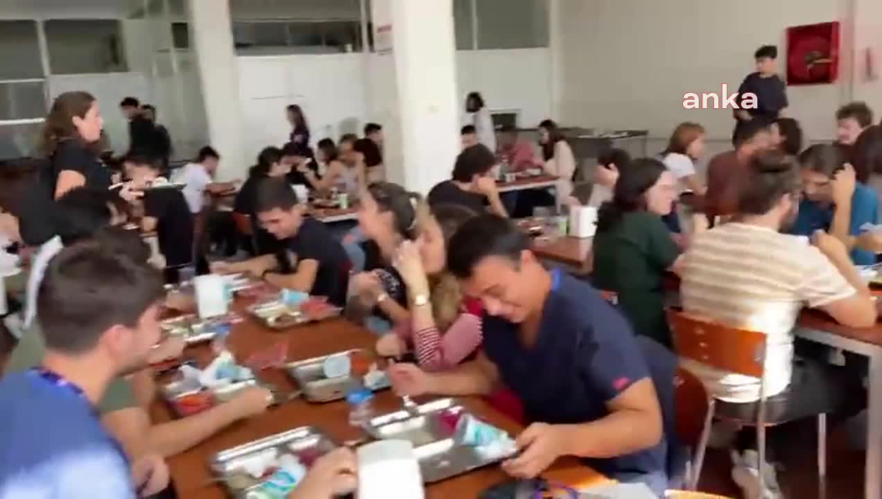 EGE ÜNİVERSİTESİ'NDE YEMEK ZAMMINI PROTESTO EDEN ÖĞRENCİLERE DİSİPLİN SORUŞTURMASI... MASAYA ÇATAL BIÇAK VURMAK, ISLIK ÇALMAK 'HUZUR BOZUCU EYLEM' SAYILDI