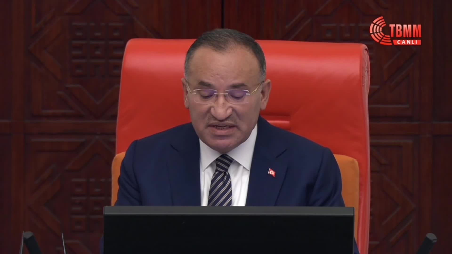 SIRRI SAKIK'A TBMM GENEL KURULU'NDA MİLLETVEKİLİNE HAKARET ETTİĞİ GEREKÇESİYLE 2 BİRLEŞİME KATILMAMA CEZASI VERİLDİ