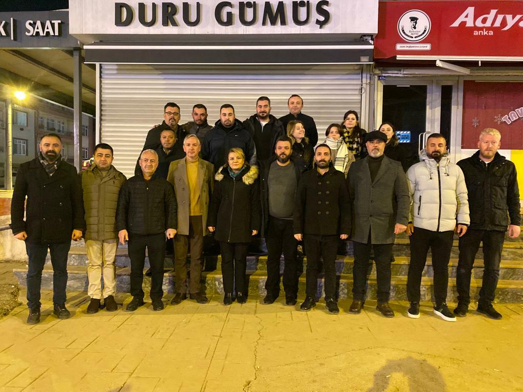 İZMİT BELEDİYE BAŞKANI HÜRRİYET, BU KEZ YEŞİLOVA’DA SERVİS BEKLEYEN EMEKÇİLERLE BULUŞTU